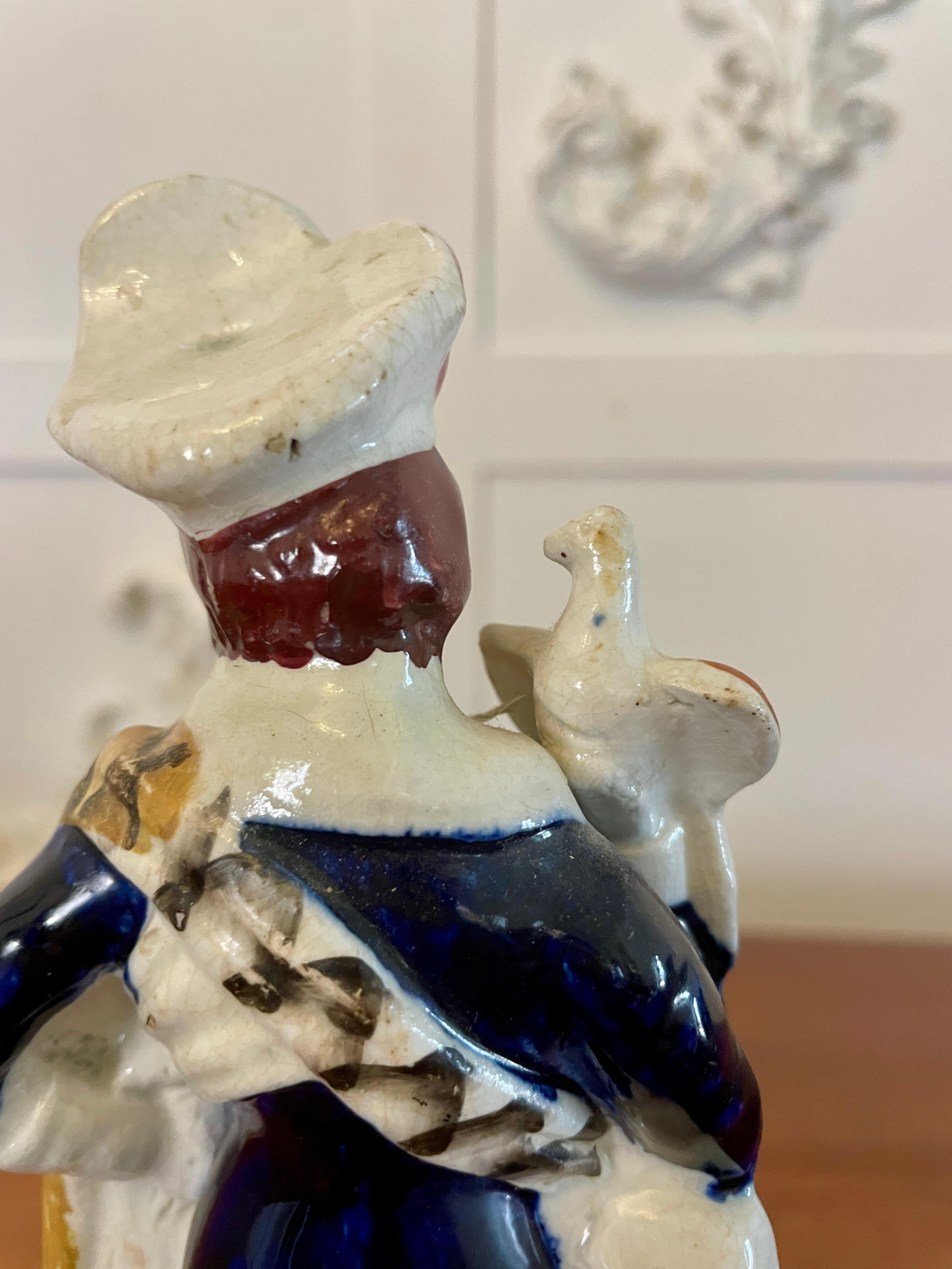 Antigua figura victoriana de Staffordshire de espalda plana de un caballero vestido de época escocesa con un halcón posado en el hombro.

En perfecto estado original

Ten en cuenta que para los envíos a EE.UU. facilitaremos una Declaración de