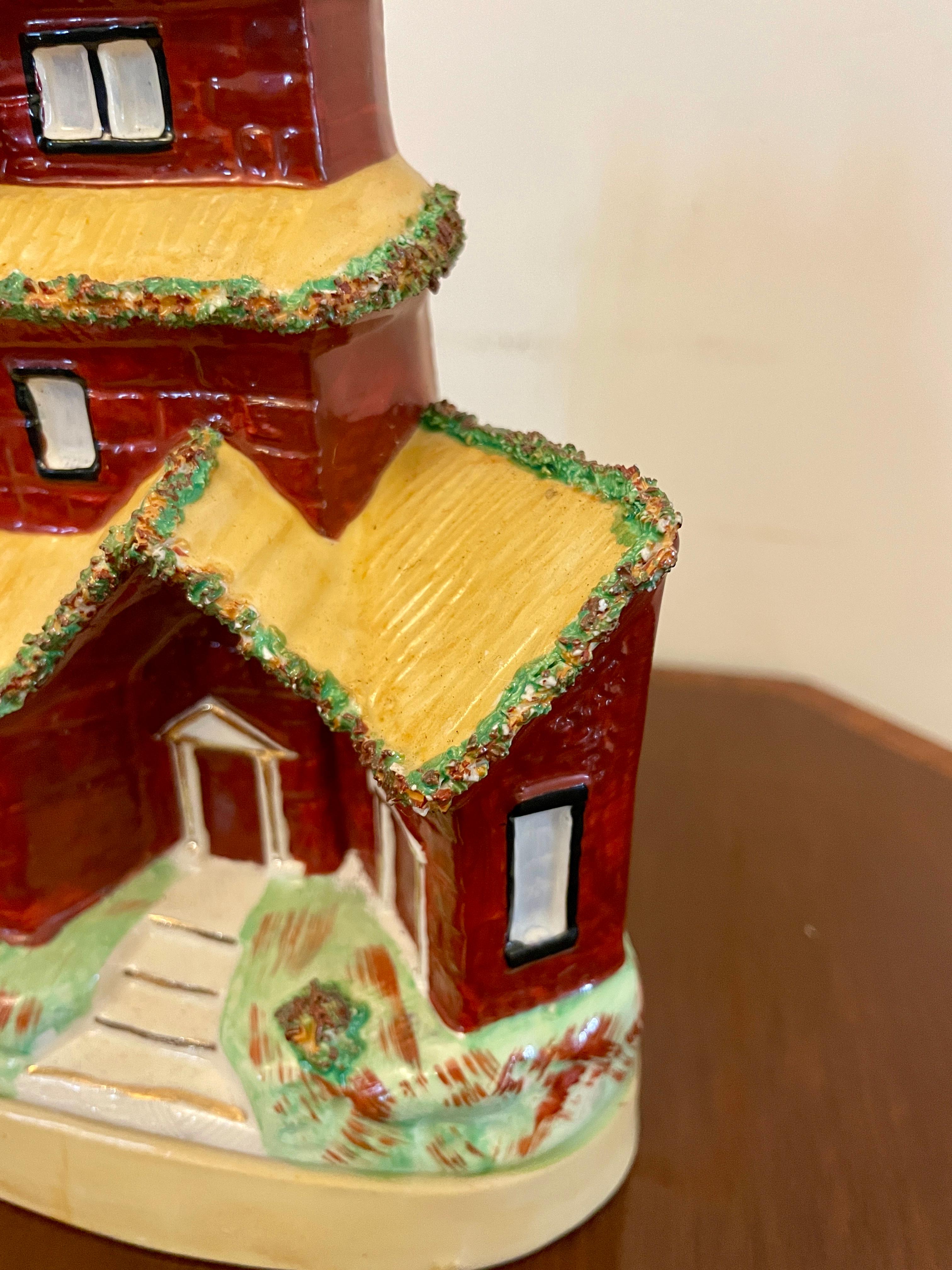 Antica casa vittoriana dello Staffordshire a schienale piatto di un cottage a tre piani con tetto di paglia dipinto a mano.

In perfette condizioni originali

Altezza 18 cm
Larghezza 13 cm
Profondità 6.5 cm

Datato 1880

