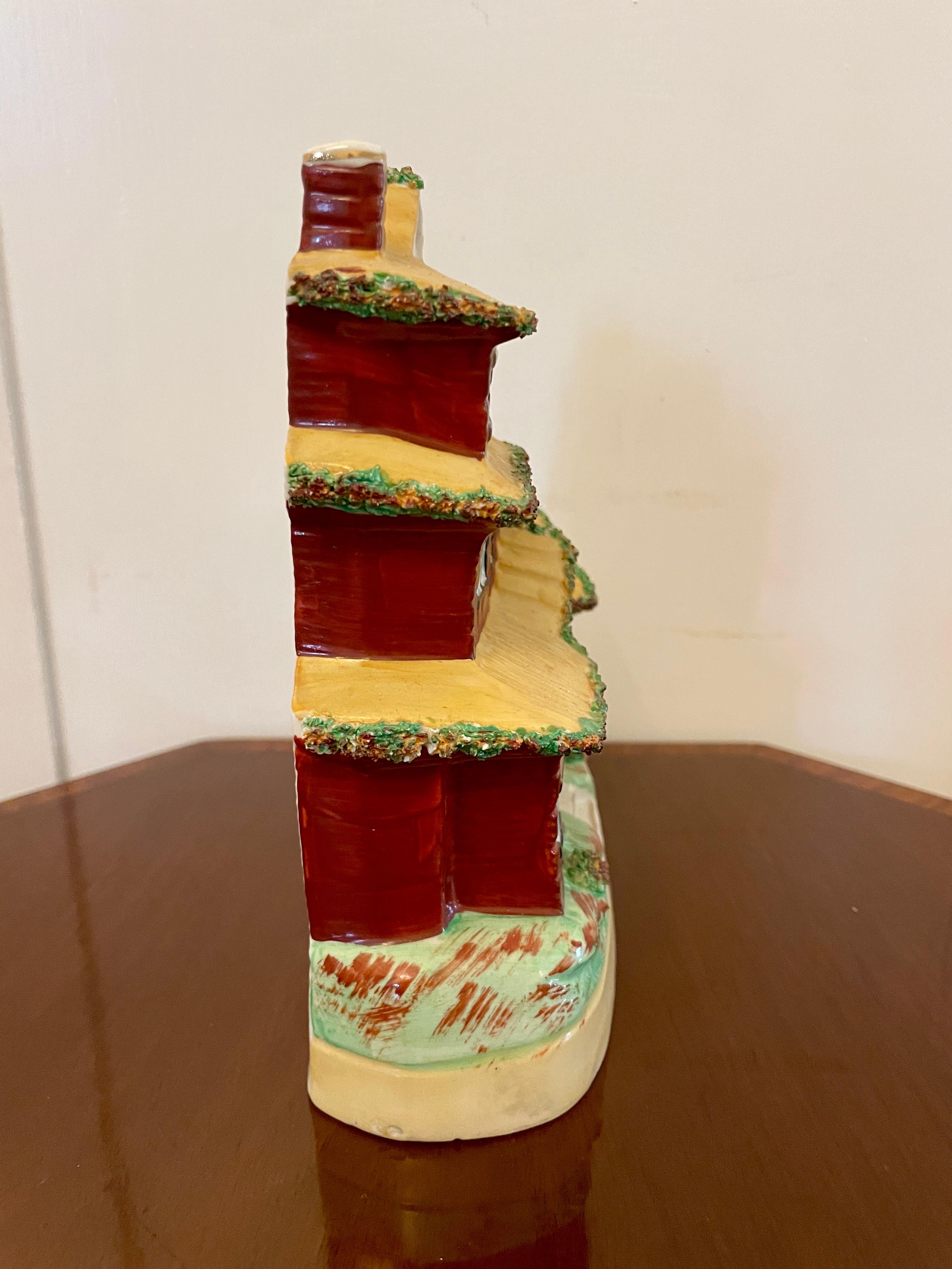 Ceramica Antica casa vittoriana dello Staffordshire a dorso piatto in vendita
