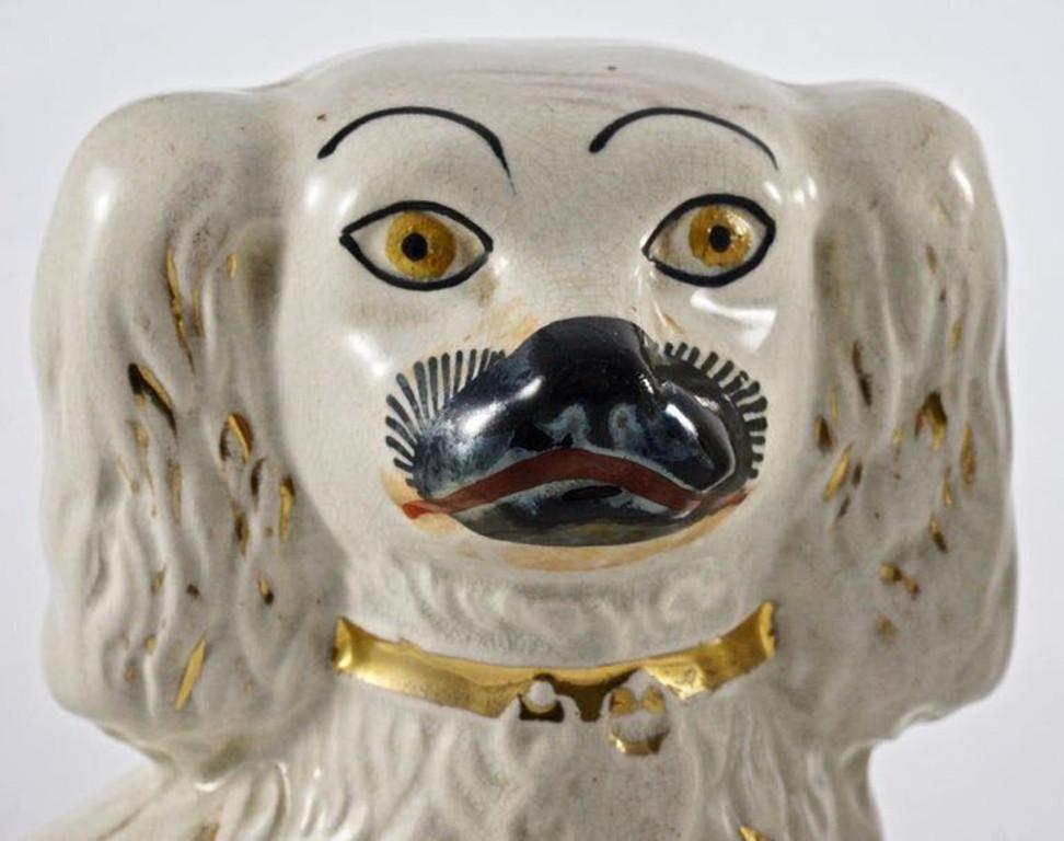 Chien classique peint à la main en poterie Staffordshire de l'époque victorienne, avec une jolie queue enroulée. Hauteur 24,5 cm / 9,64 pouces, largeur à la base 17,6 cm / 6,93 pouces et profondeur 8 cm / 3,15 pouces. Le chien est décoré d'un