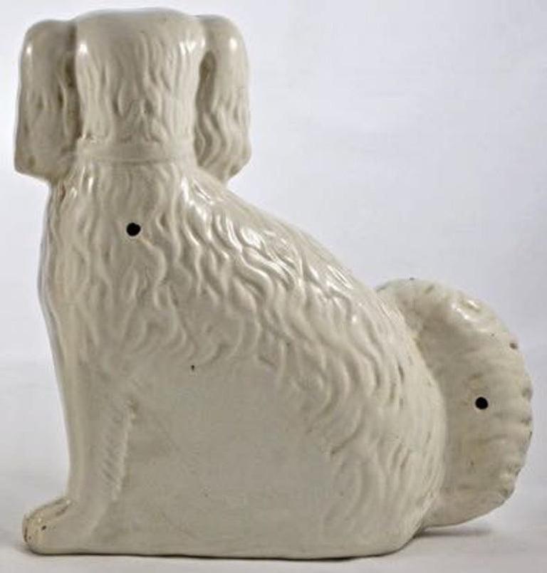 Victorien Ancienne figurine de chien victorienne du Staffordshire peinte à la main en vente