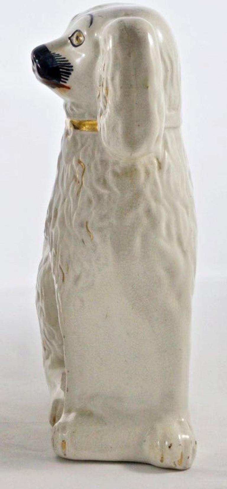 Anglais Ancienne figurine de chien victorienne du Staffordshire peinte à la main en vente