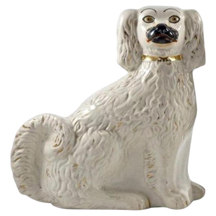 Ancienne figurine de chien victorienne du Staffordshire peinte à la main