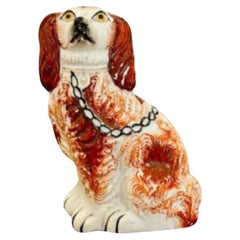 Antiker viktorianischer Staffordshire Spaniel, sitzender Hund