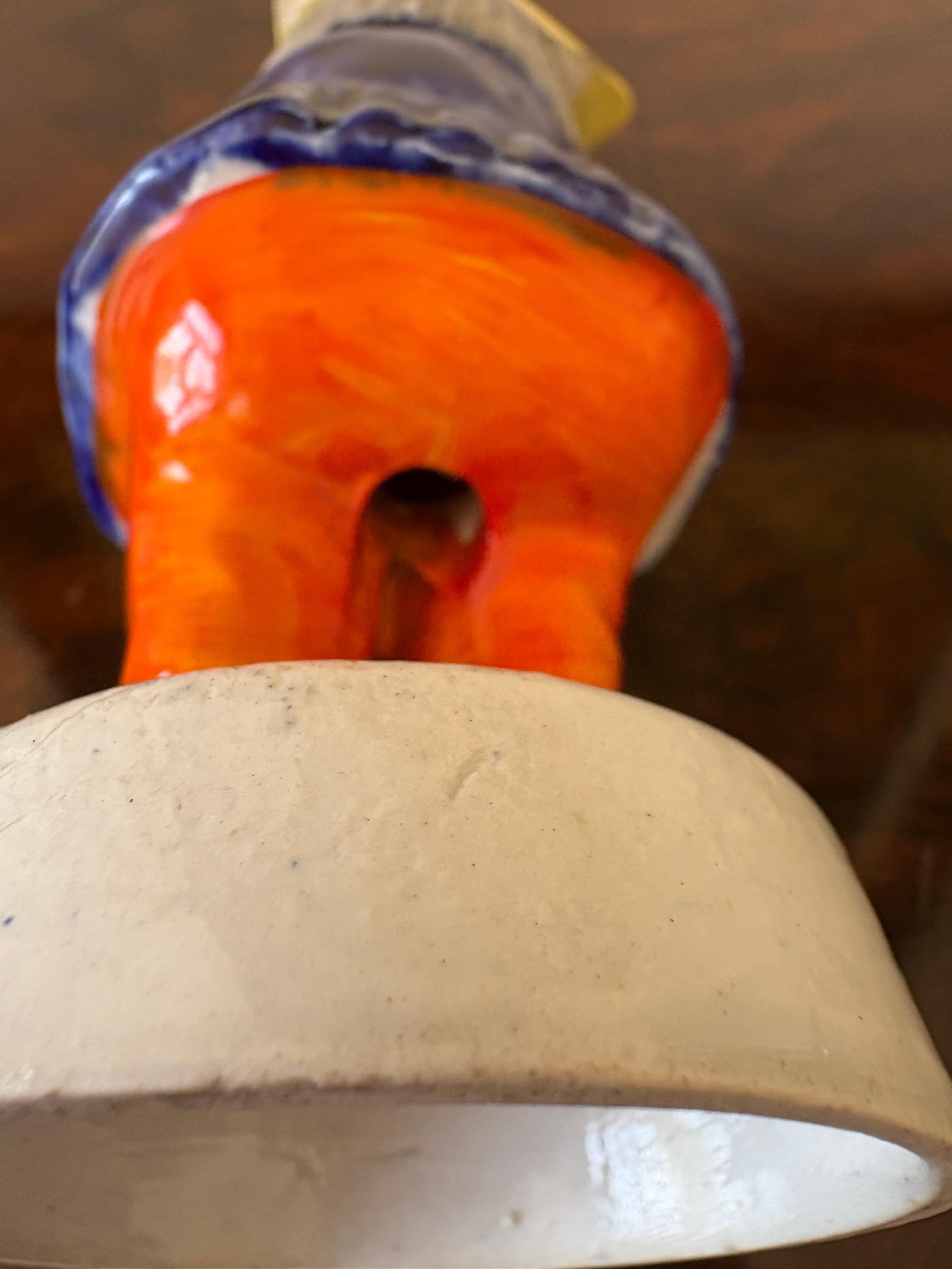Antica figura vittoriana dello Staffordshire, Toby Pepperpot, con un foro alla base della figura per il pepe e fori alla sommità del cappello per l'erogazione. 

Una figura pittoresca in ottime condizioni, senza scheggiature, crepe o