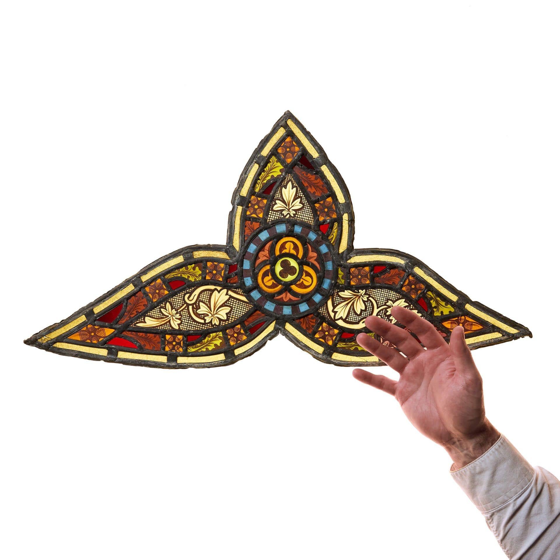 Antigua vidriera de estilo eclesiástico de la época victoriana.

De forma irregular e intrincadamente detallada, con follaje en volutas de vidrieras de distintos tonos y diversas tonalidades de vivos colores.

Este panel de vidrieras recuperado, que