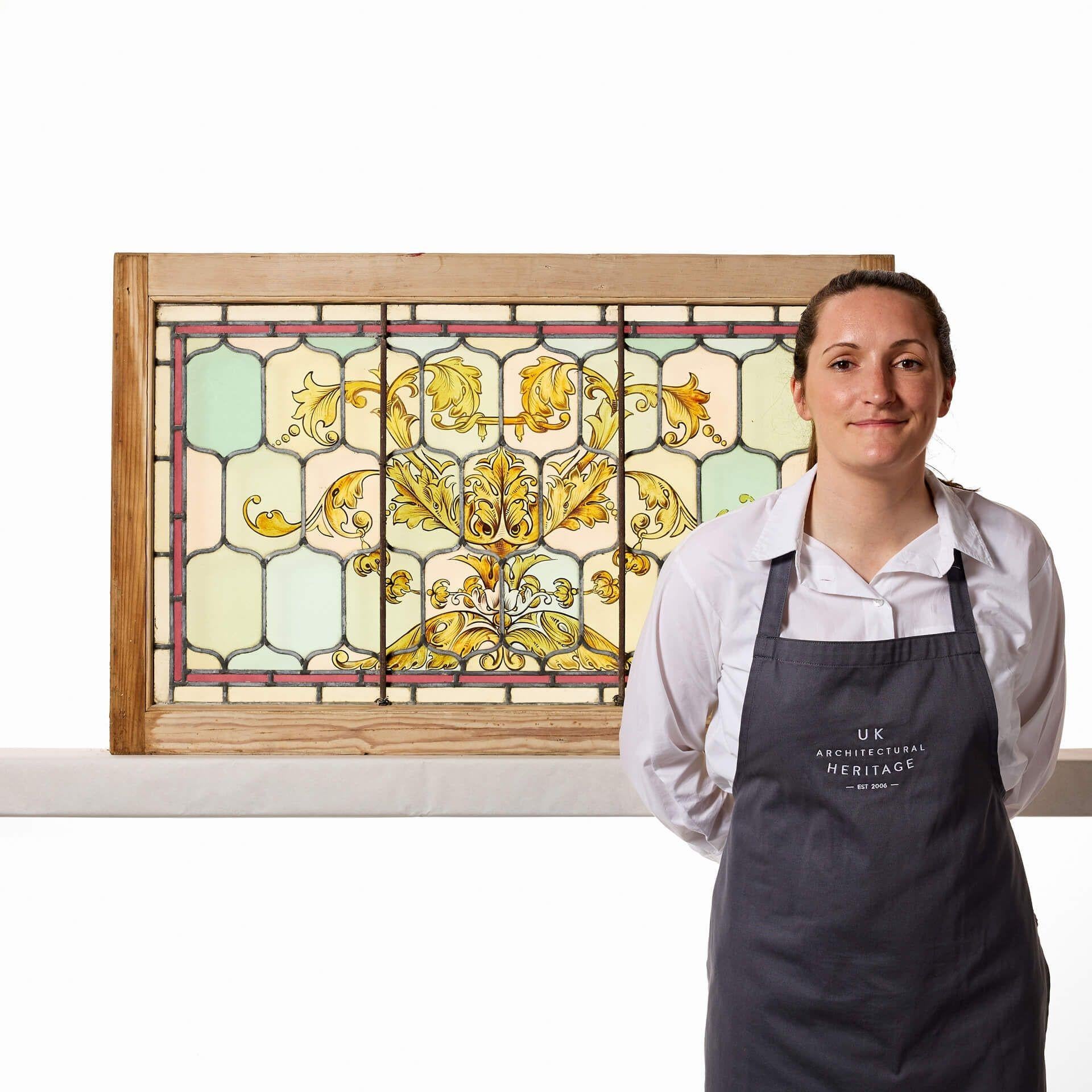 Un pannello in vetro colorato antico splendidamente dipinto a mano in stile vittoriano con un dettagliato disegno floreale. Con oltre 130 anni di età, questo bellissimo pannello in vetro colorato è in buone condizioni strutturali. Il vetro è molto