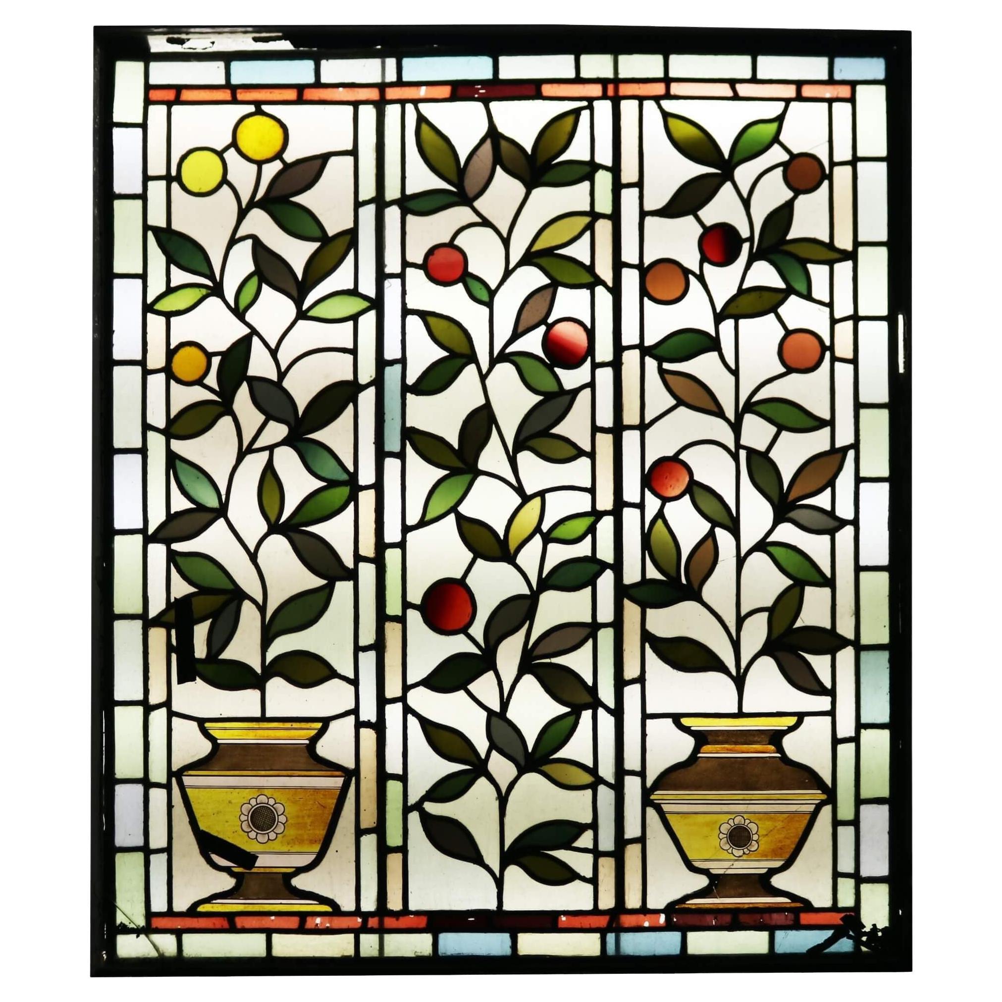 Antikes viktorianisches Buntglasfenster mit früchtendem Laub