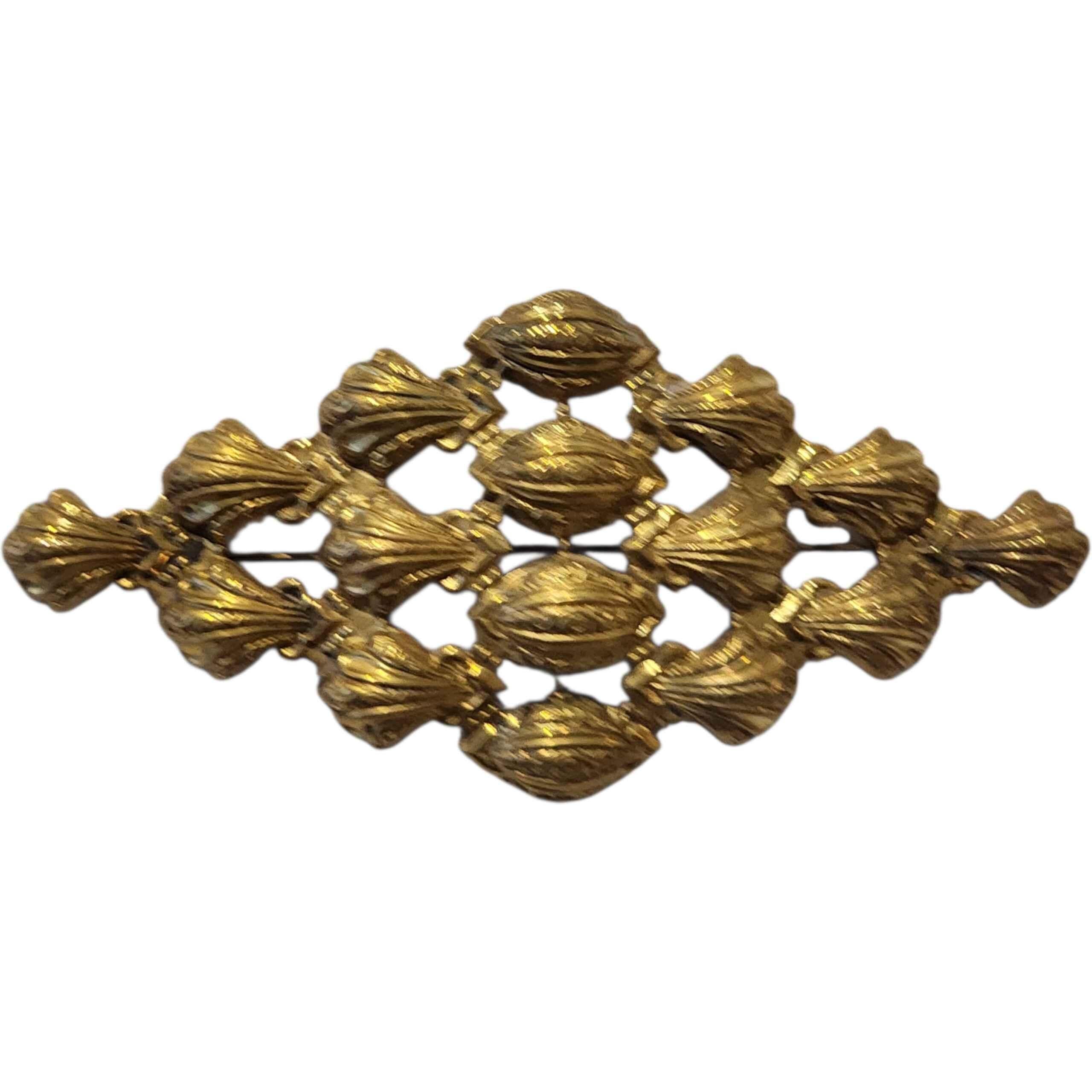 Antique Victorian Stamped Brass Openwork Brooch with Shell & Foliate Motifs, c.1890
A striking Victorian stamped brass brooch, circa 1880–1900, featuring an elegant openwork lattice design composed of repeated scalloped shell and foliate elements.
