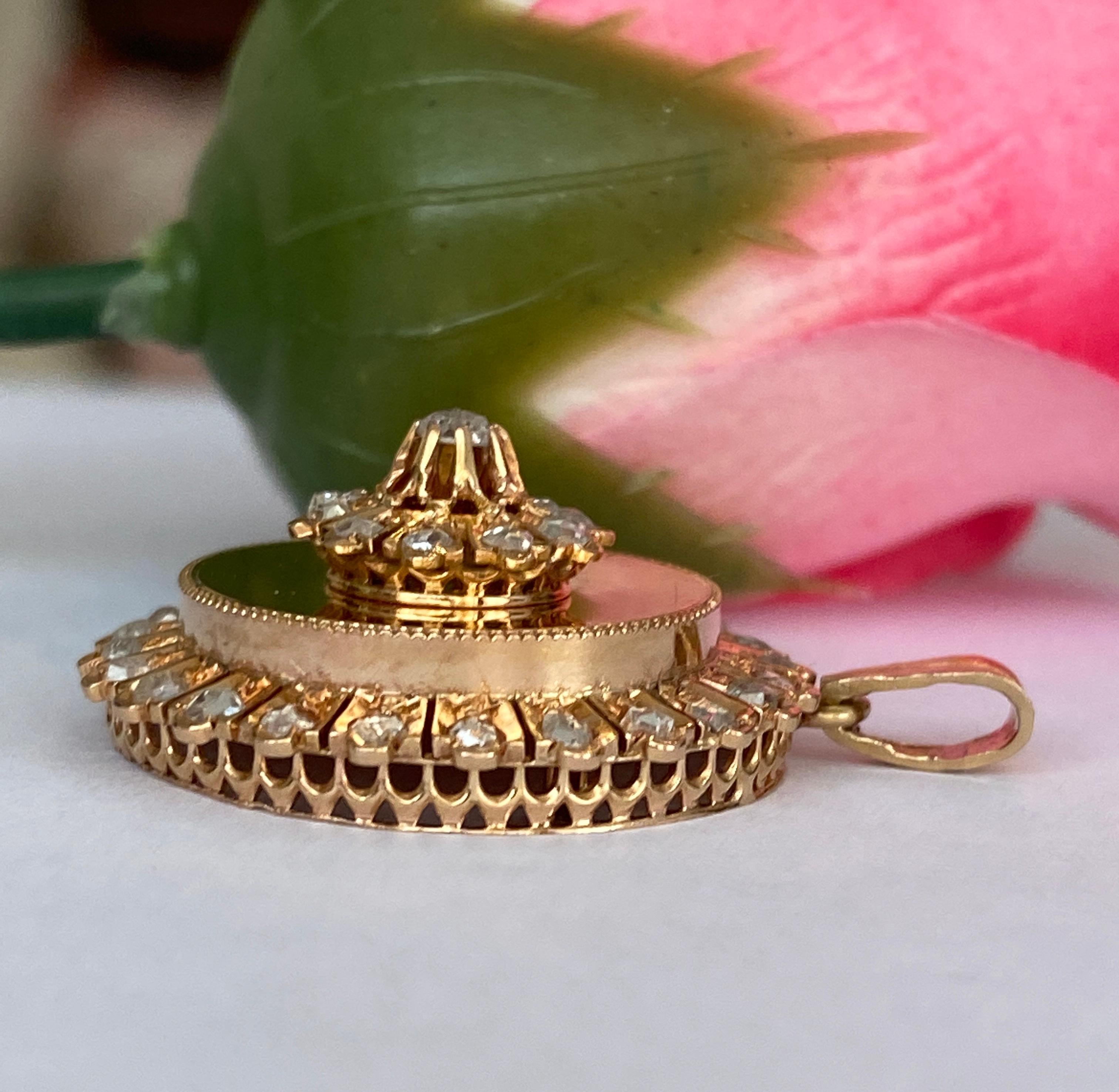 Pendentif en or 14 carats avec motif floral victorien antique et diamant taillé en rose Unisexe en vente