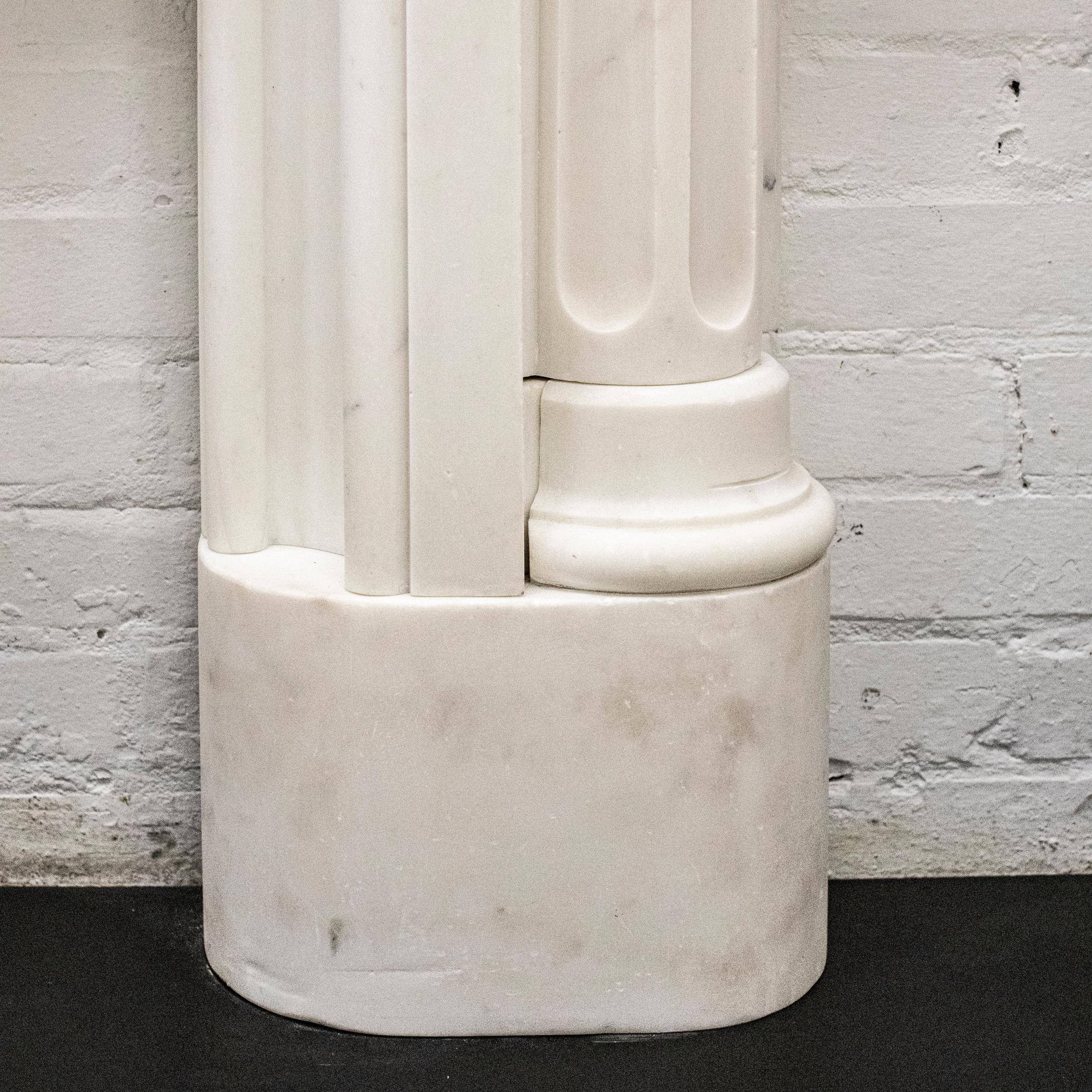 A spectacular large antique Victorian Statuary Marble fireplace.

This mid 19th century marble fireplace features a serpentine shelf, which is supported by two fluted columns with ornate leaf designs. Abeautiful carved eagle is the centrepiece of
