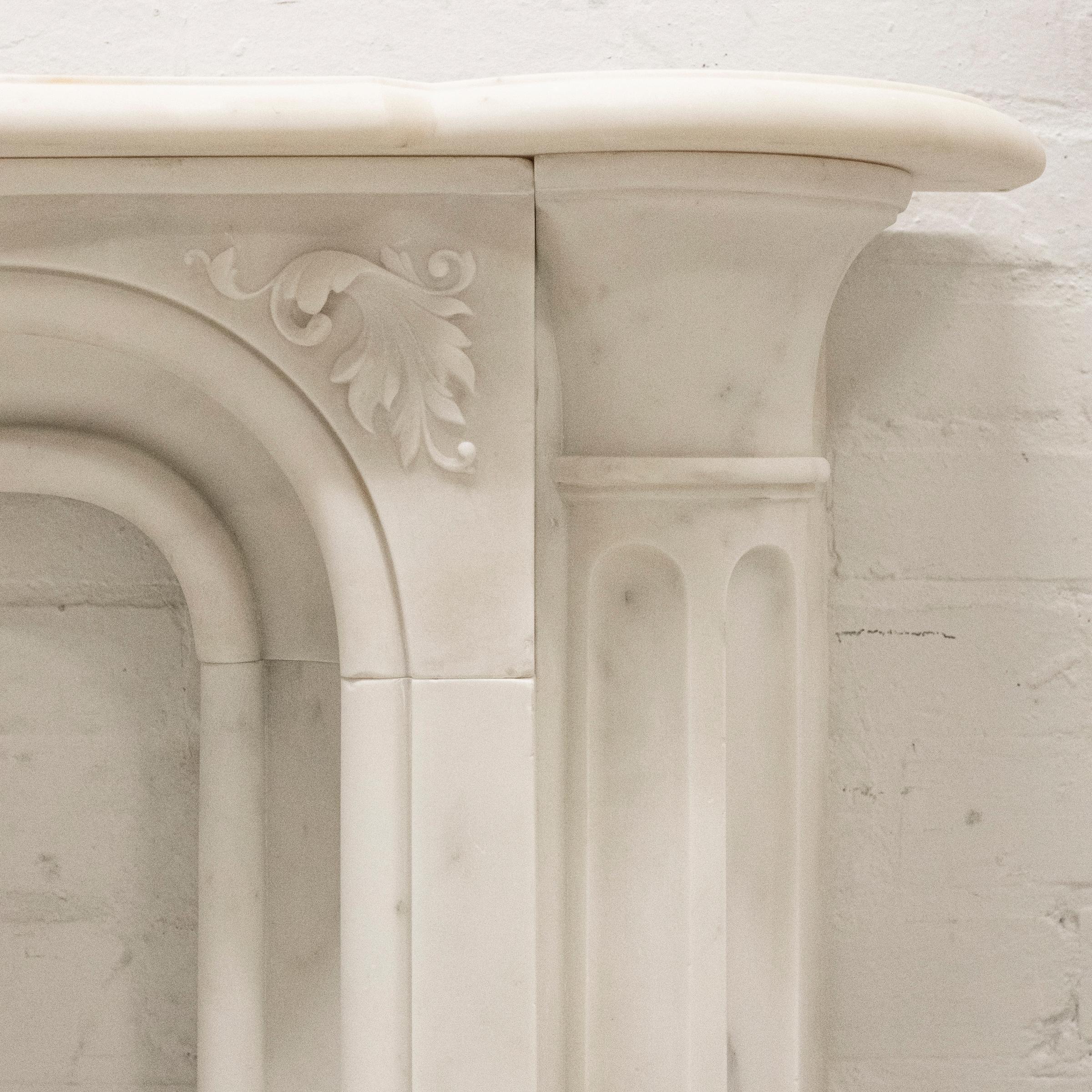 Antique Victorian Statuary Marble Surround with Carved Eagle In Good Condition For Sale In Ware, GB