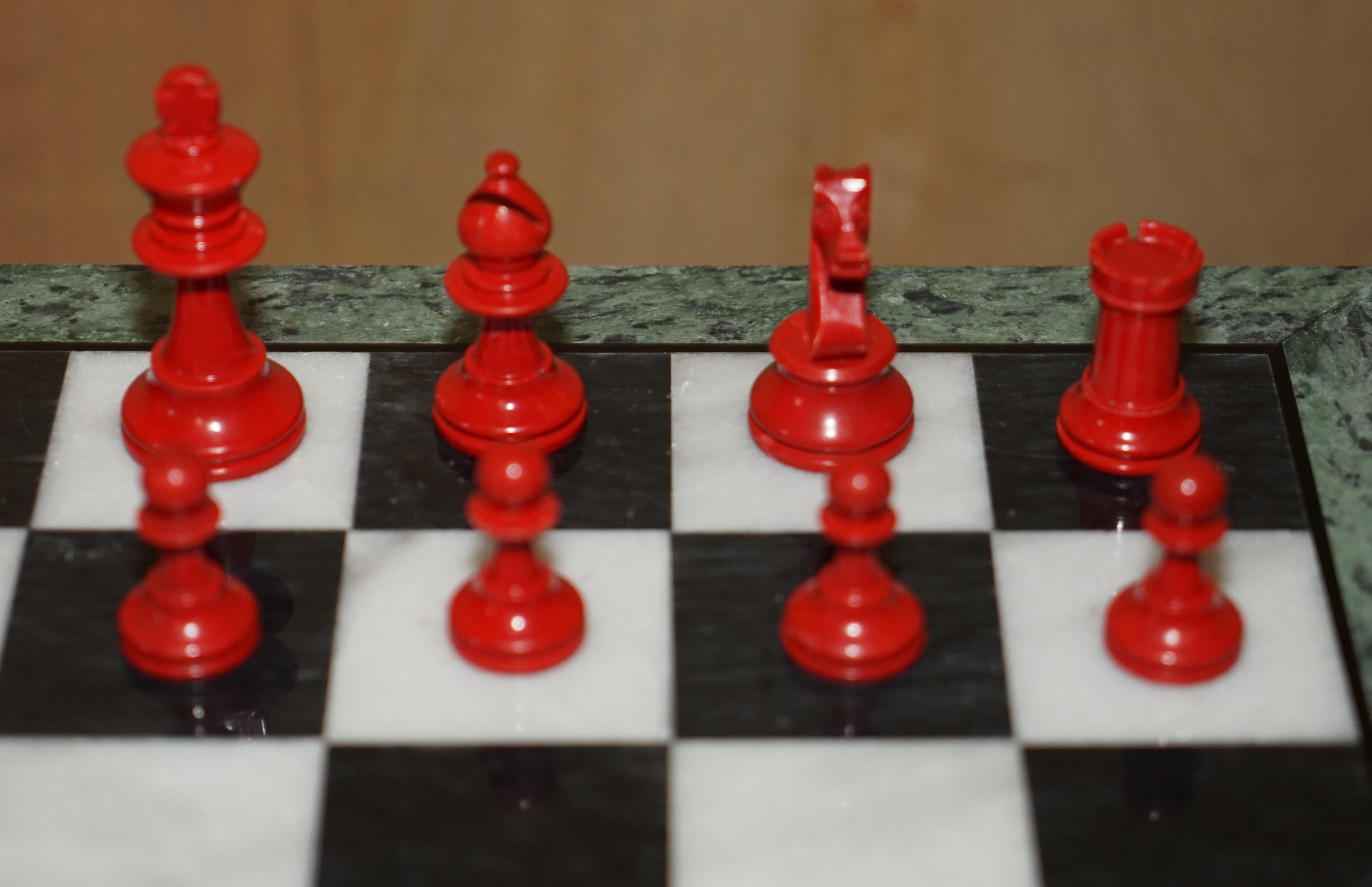 Antique Victorian Staunton Chess Pieces Set + Italian Marble Giltwood Chessboard In Good Condition For Sale In West Sussex, Pulborough