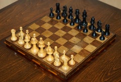 ANTIQUE ViCTORIAN STAUNTON CHESS SET IN HARDWOOD BOX WALNUT HARDWOOD CHESSBOARD