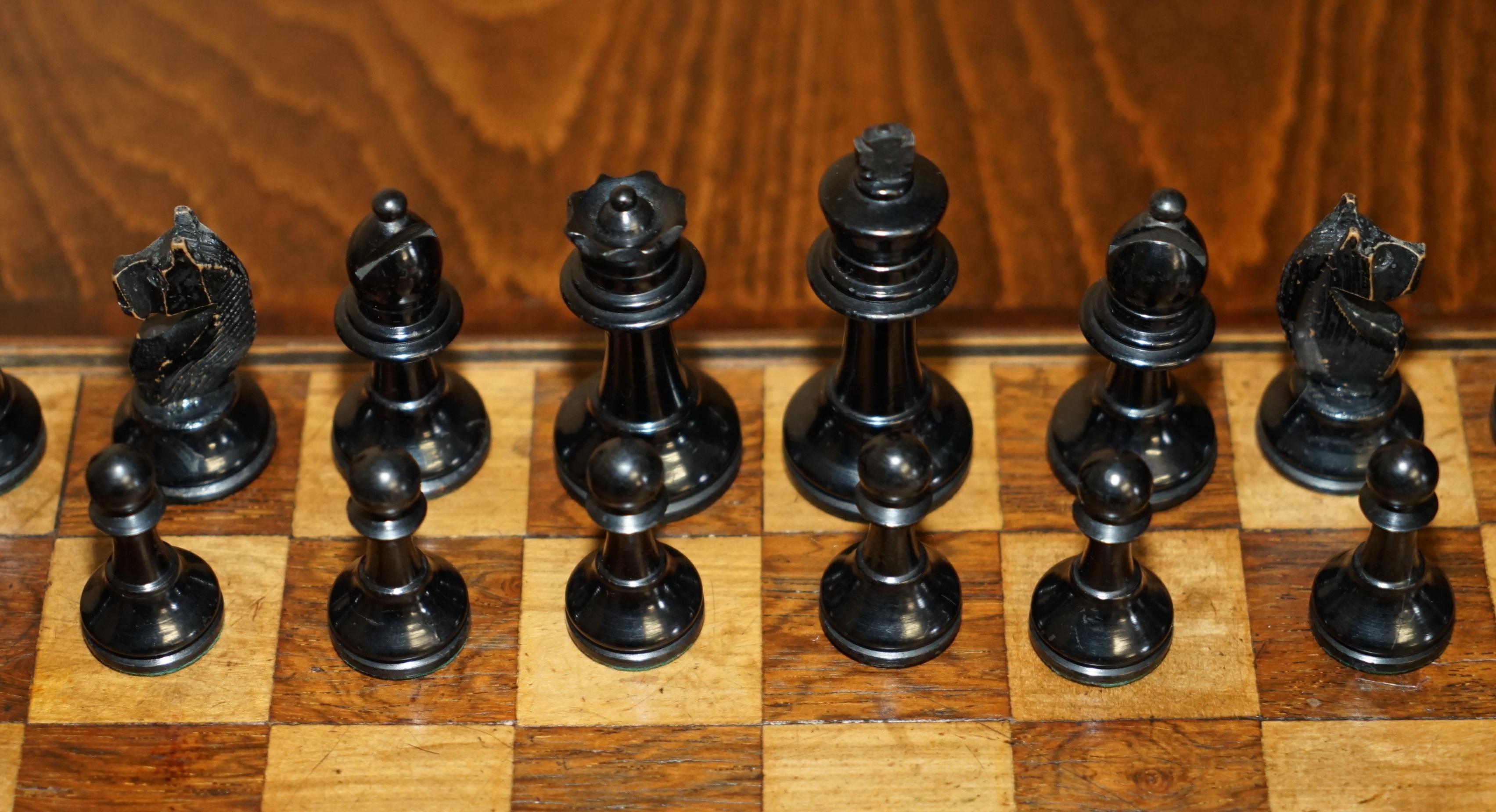 ANTIQUE ViCTORIAN STAUNTON CHESS SET IN HARDWOOD BOX WALNUT HARDWOOD CHESSBOARD In Good Condition For Sale In West Sussex, Pulborough
