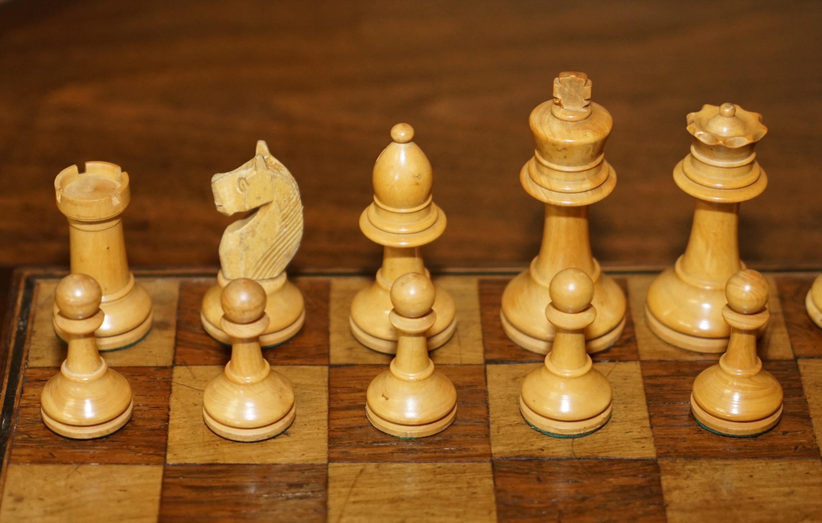 Hardwood ANTIQUE ViCTORIAN STAUNTON CHESS SET IN HARDWOOD BOX WALNUT HARDWOOD CHESSBOARD For Sale