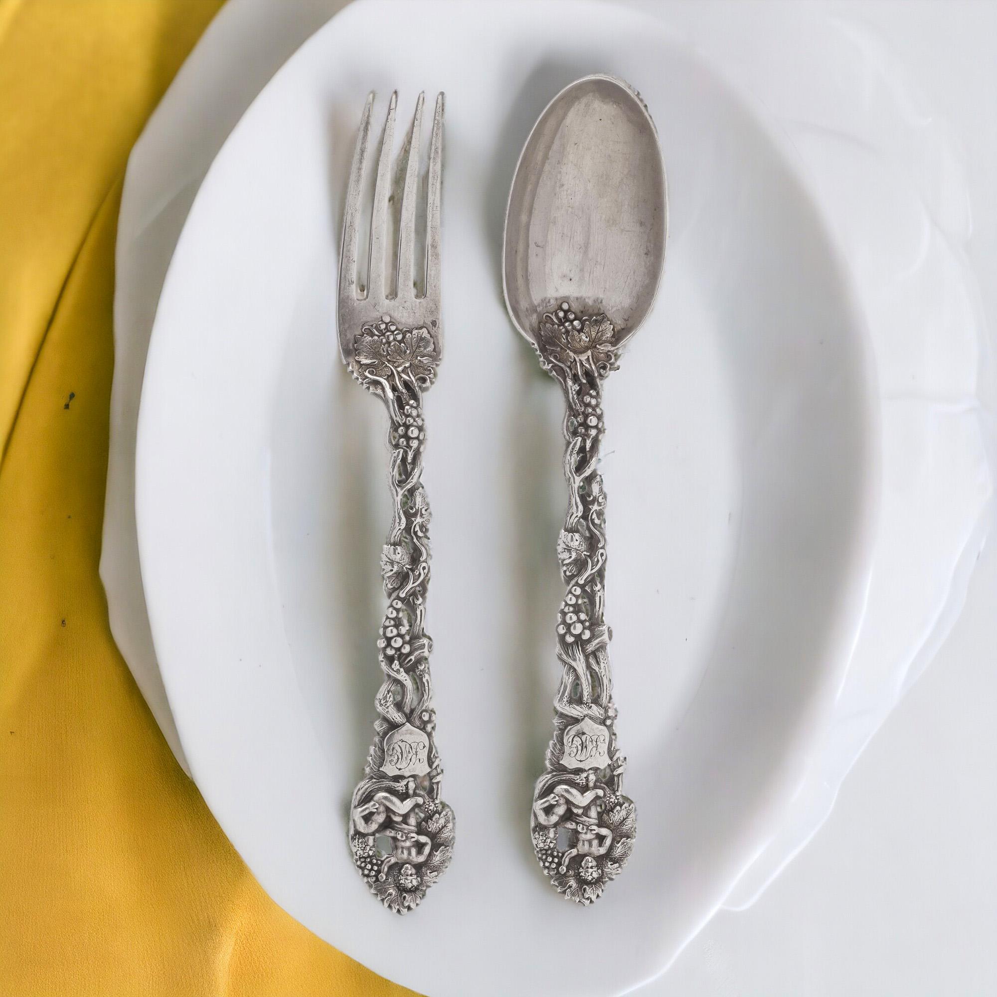 Antique Victorian Sterling silver 925 fruit salad cutlery set of fork and spoon by Chawner & Co (George William Adams). Le service est joliment décoré de deux putti et de feuilles de vigne. Le service de couverts porte un monogramme.  Fabriqué en