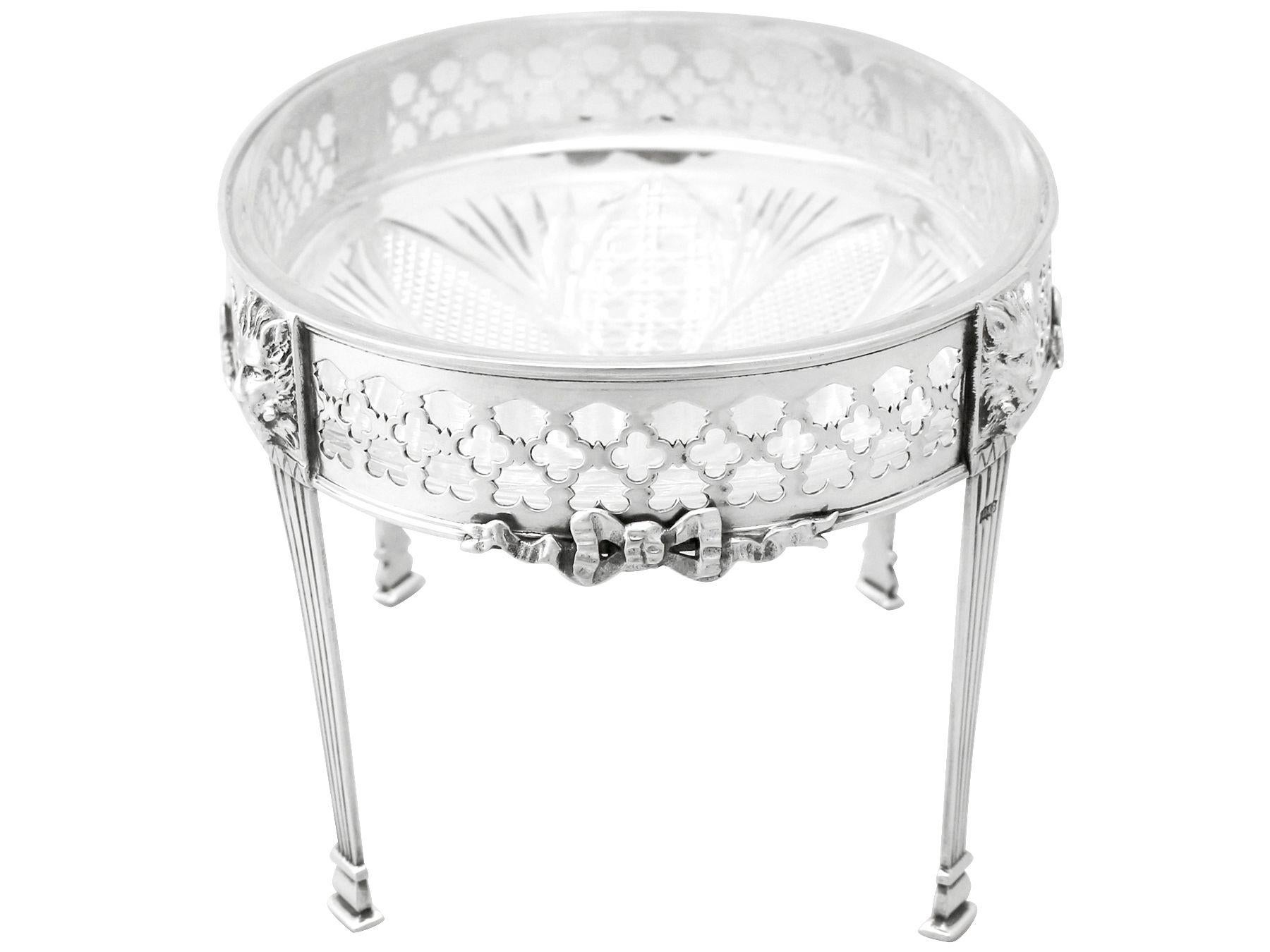 Antique Victorian Sterling Silver and Cut-Glass Centerpiece In Excellent Condition For Sale In Jesmond, Newcastle Upon Tyne
