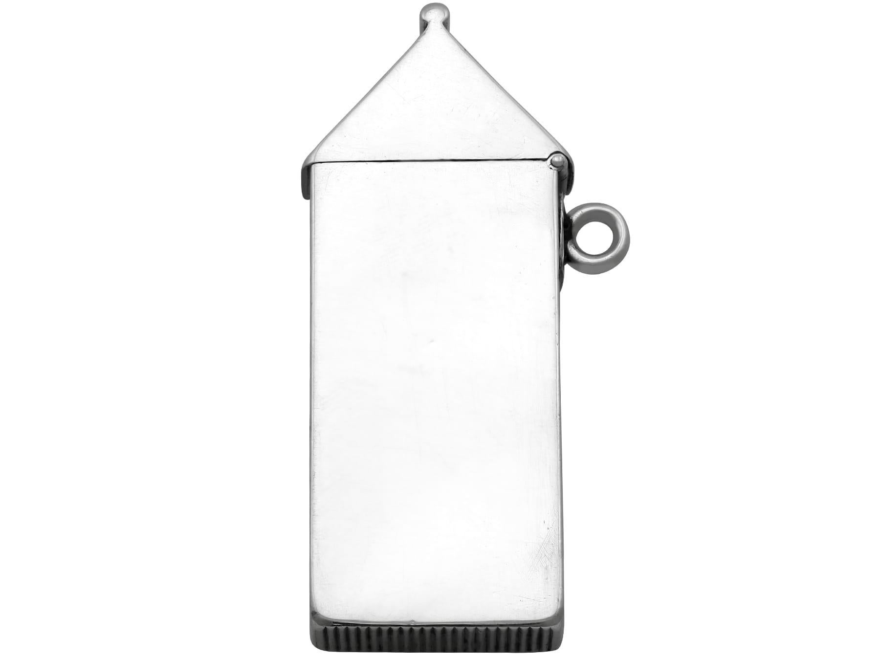 Un excepcional, fino e impresionante estuche de centinela antiguo victoriano inglés de plata de ley y esmalte; una adición a nuestra gama de estuches de plata de colección.

Este excepcional estuche de vesta de plata victoriana antigua tiene forma