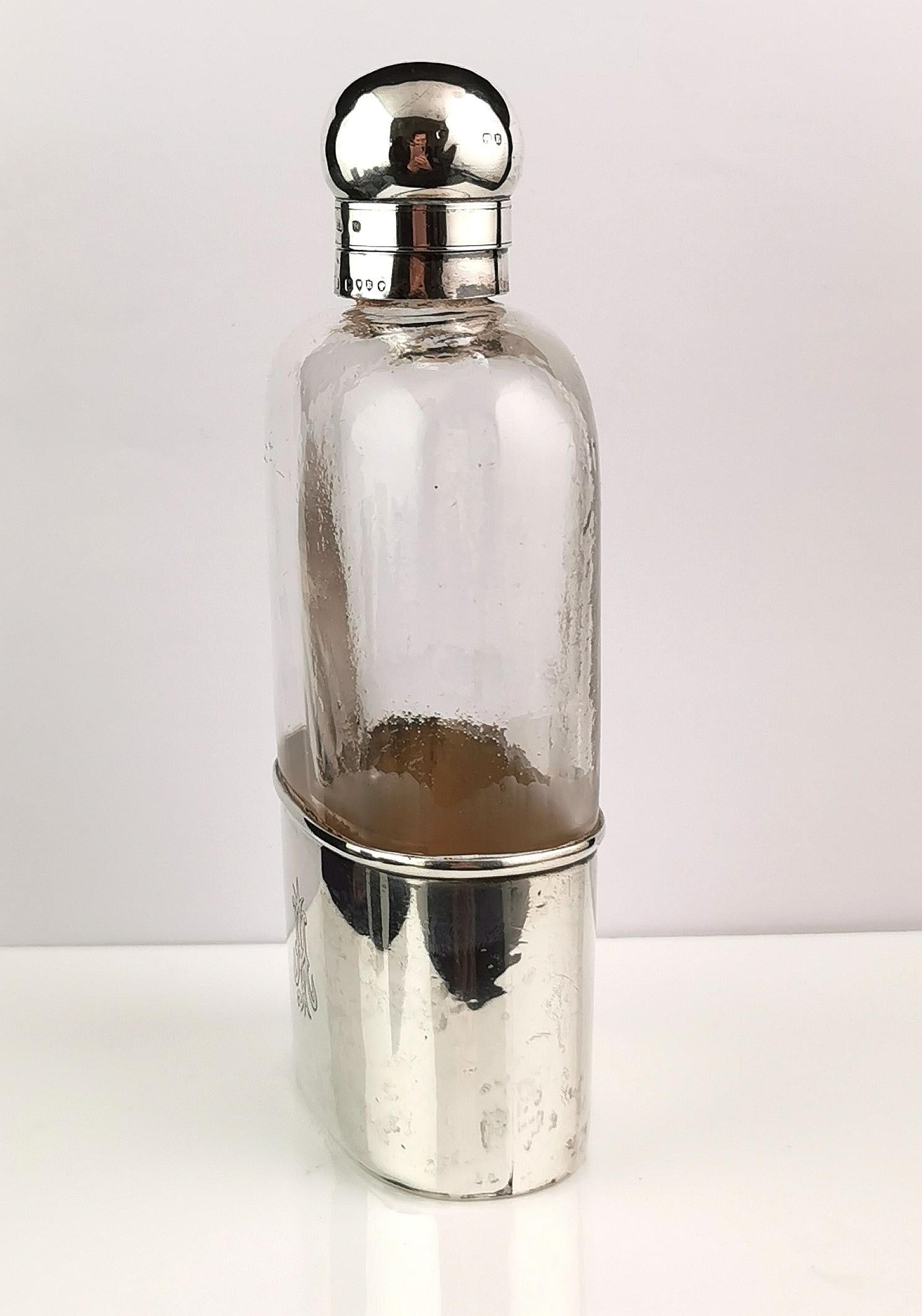 Antique Victorian sterling silver and glass hip flask  In Fair Condition For Sale In NEWARK, GB