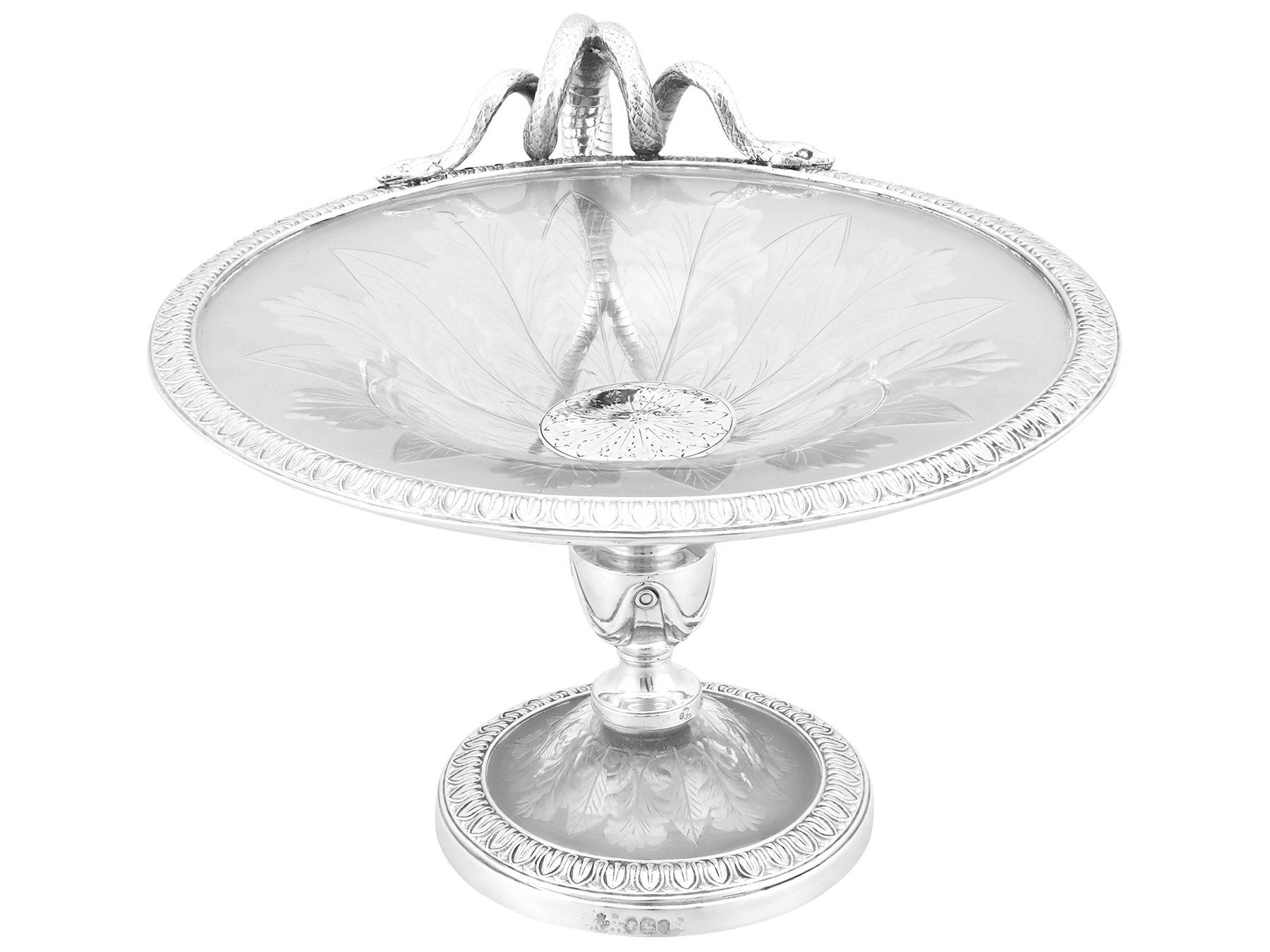 Milieu du XIXe siècle Tazzas/Centres de table victoriens anciens en argent sterling et verre en vente