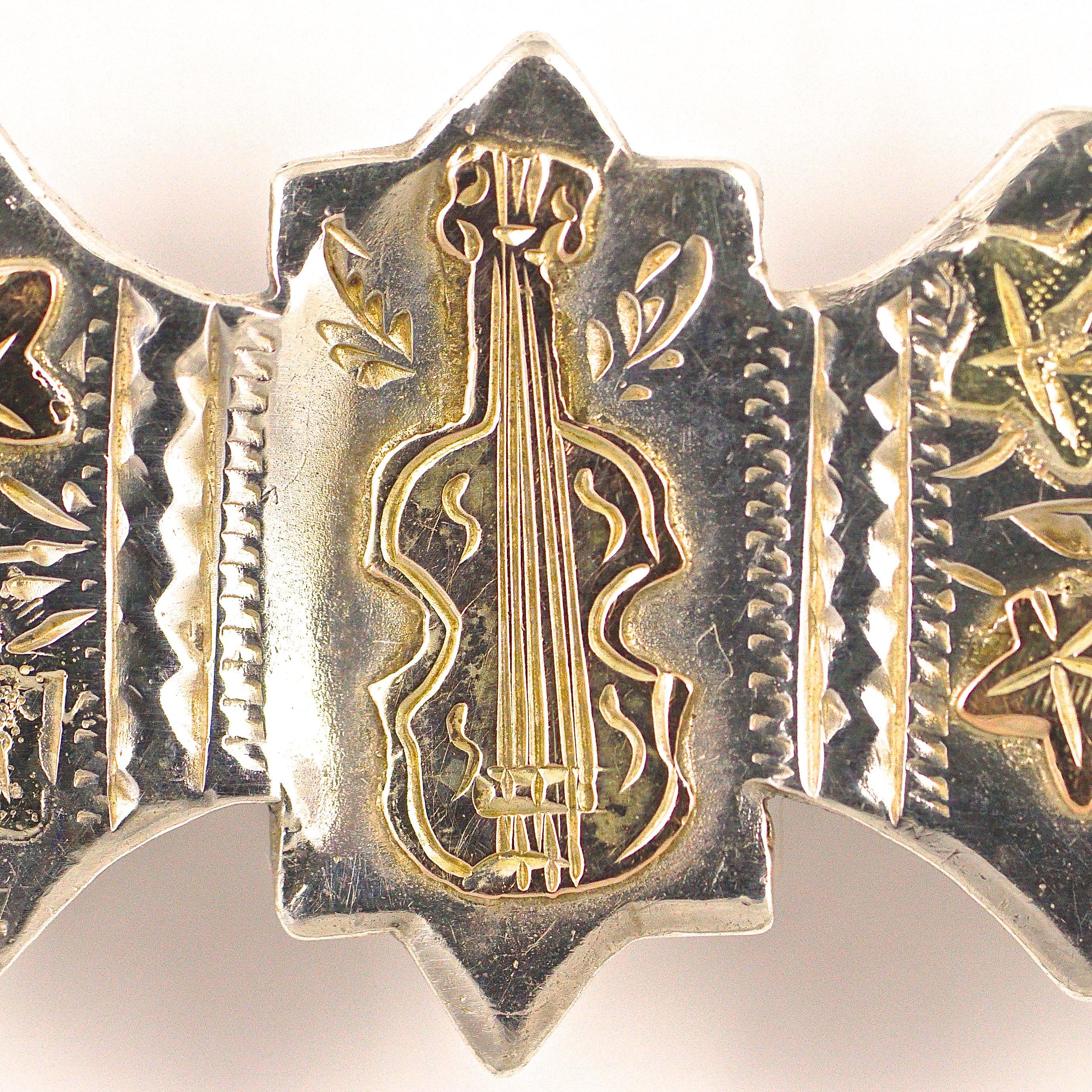 Wonderful Victorian hand chased ornate sterling silver bar brooch, featuring a violin and ivy leaves gilded in rose gold and yellow gold. Measuring length 4.25cm / 1.67 inches by width 1.2cm / .47 inch. The brooch has English hallmarks, stamped with