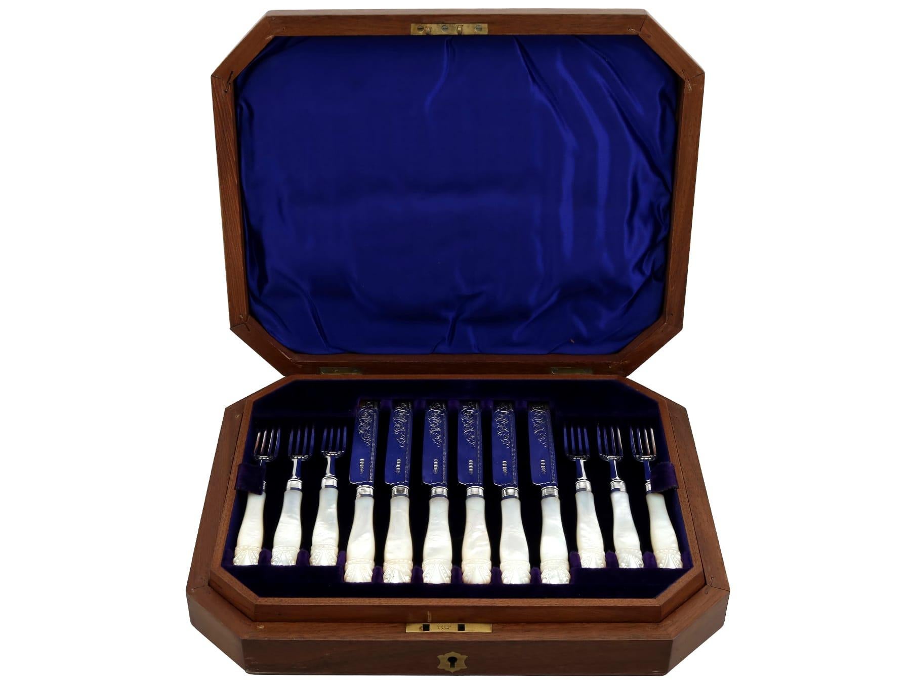 Excepcional, fina e impresionante cubertería antigua victoriana inglesa de plata de ley y nácar para fruta y postre para doce personas - en caja; una adición a nuestra colección de cuberterías y cubiertos antiguos.

Este excepcional, fino e