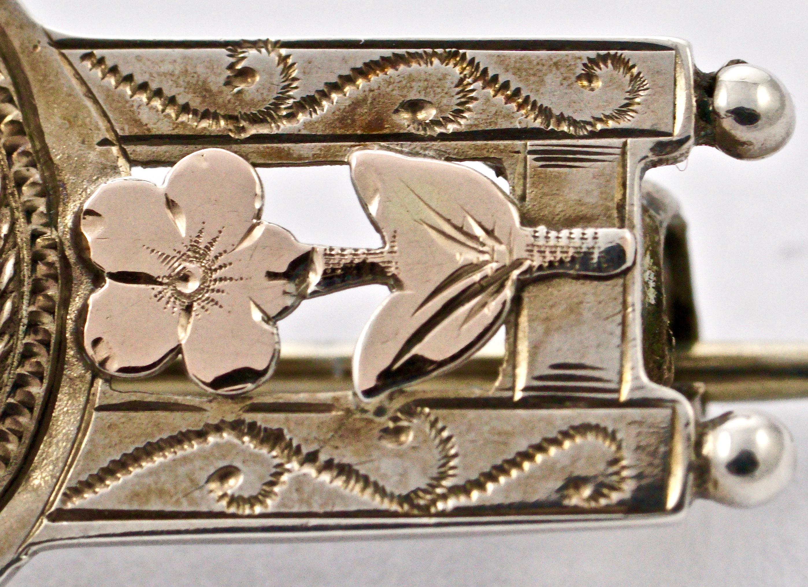 Ancienne broche victorienne en argent sterling et or avec vase à fleurs et barre de fleurs Unisexe en vente