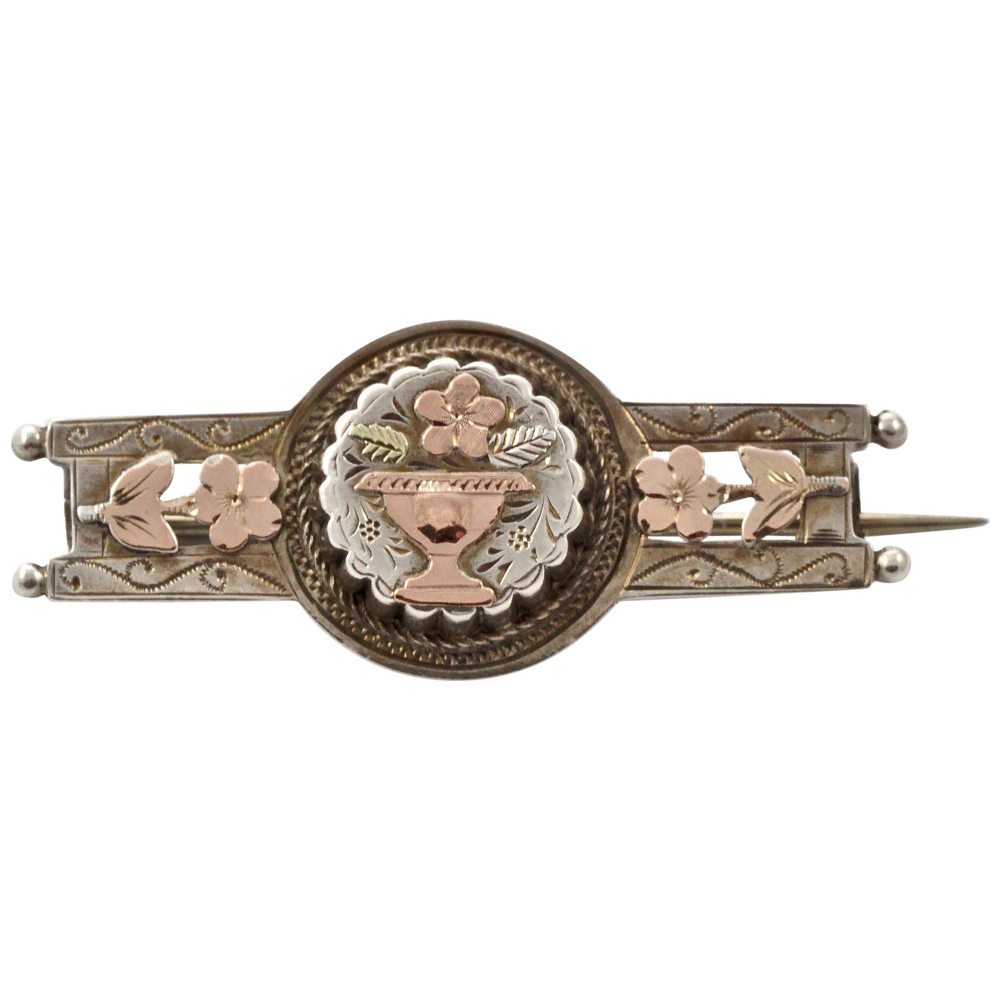 Ancienne broche victorienne en argent sterling et or avec vase à fleurs et barre de fleurs en vente