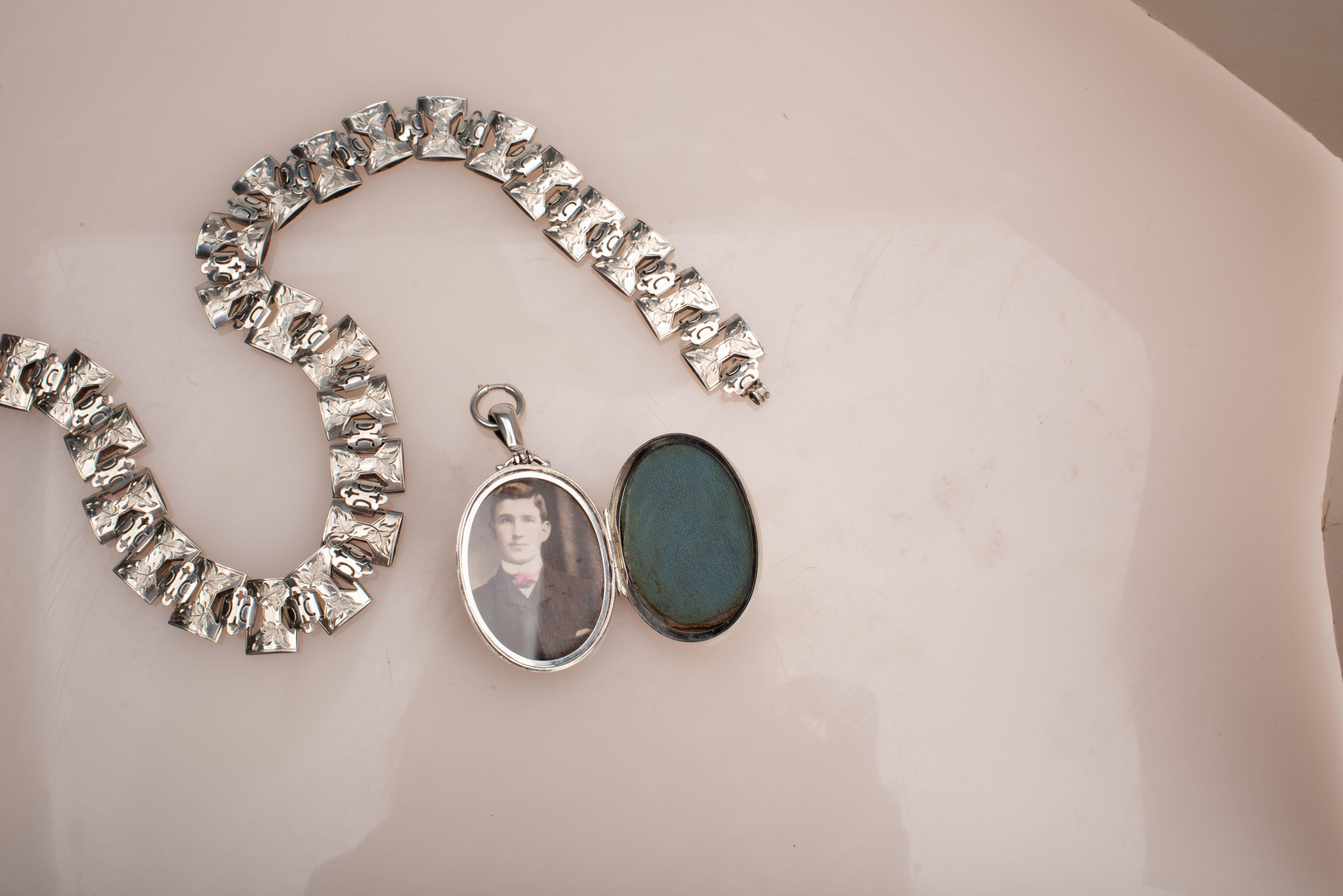 Viktorianische viktorianische Sterlingsilber Buchkette Halskette mit Medaillon Damen im Angebot