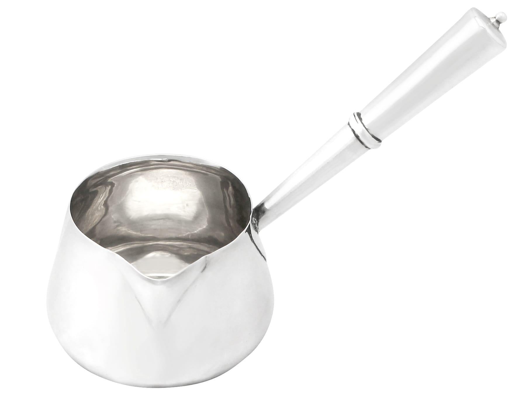 Fina batea antigua victoriana inglesa de plata de ley para brandy; una adición a nuestra variada colección de platería.

Esta fina cazuela victoriana antigua de plata de ley para coñac tiene una forma redondeada, circular y cónica.

La superficie