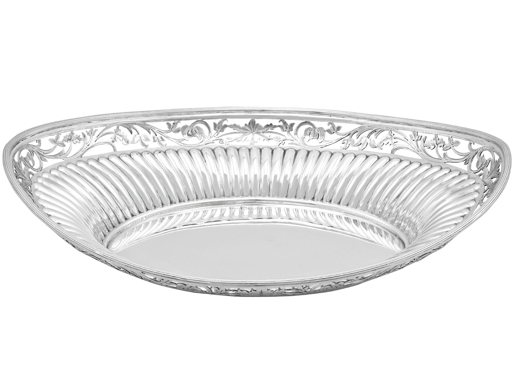 An exceptional, fine and impressive antique Victorian English sterling silver bread dish; an addition to our dining silverware collection

This exceptional antique Victorian bread serving dish, in sterling silver, has an oval shaped form.

The