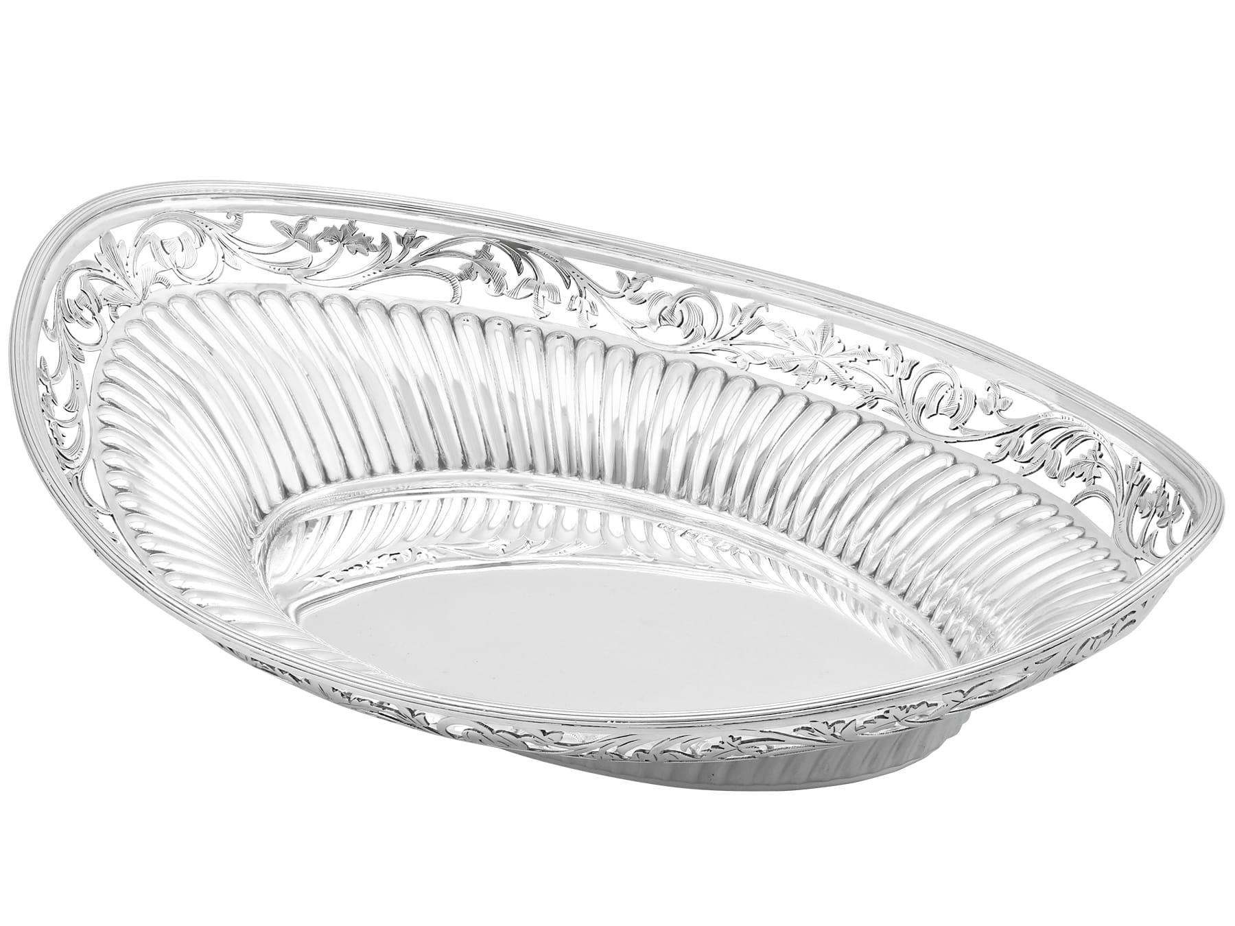 Antique Victorian Sterling Silver Bread Dish In Excellent Condition For Sale In Jesmond, Newcastle Upon Tyne