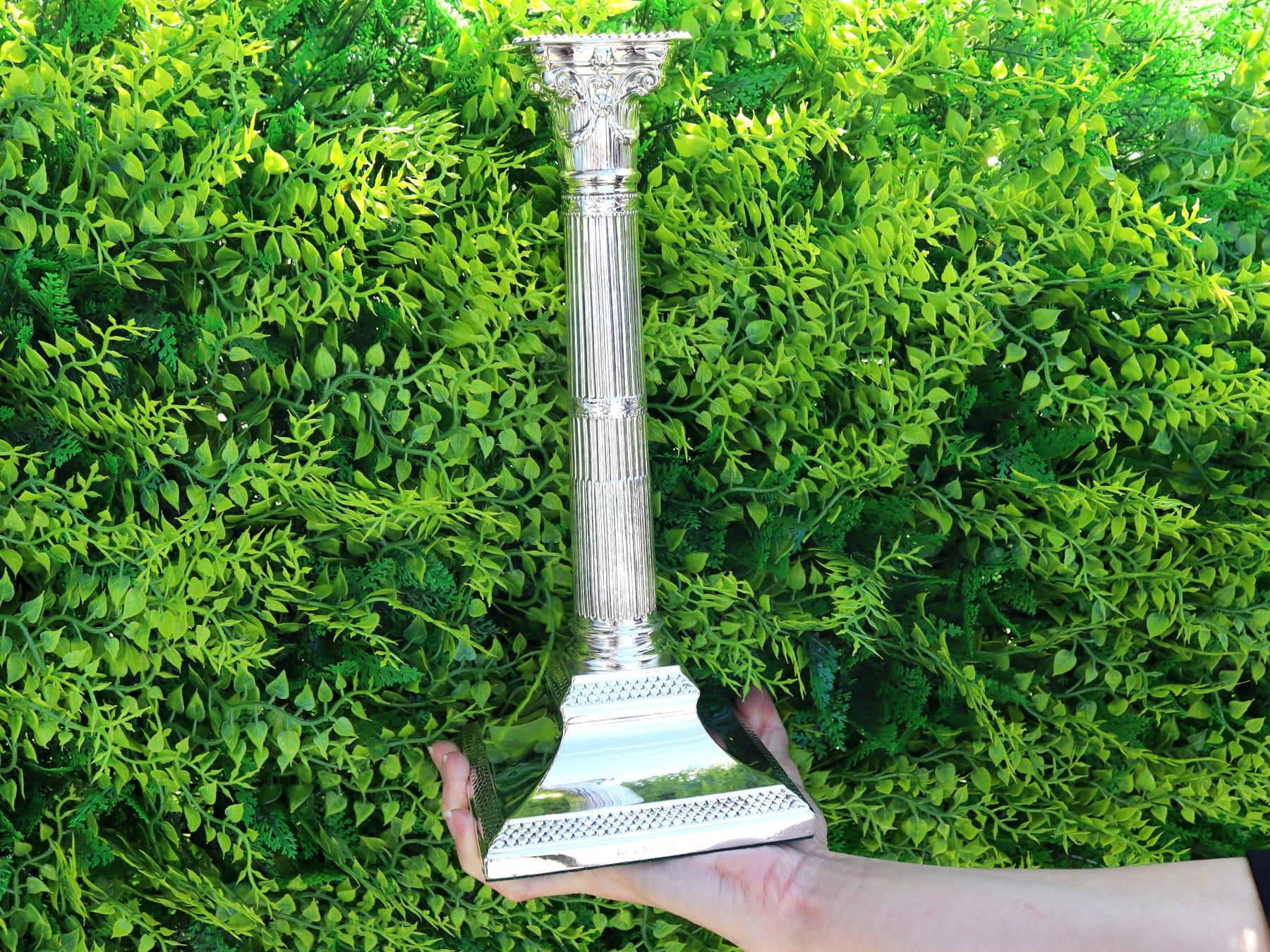 Un'eccezionale, raffinata e impressionante coppia di antichi candelieri inglesi vittoriani in argento sterling; un'aggiunta alla nostra collezione di argenteria antica.

Questi eccezionali, raffinati e imponenti candelabri antichi vittoriani in