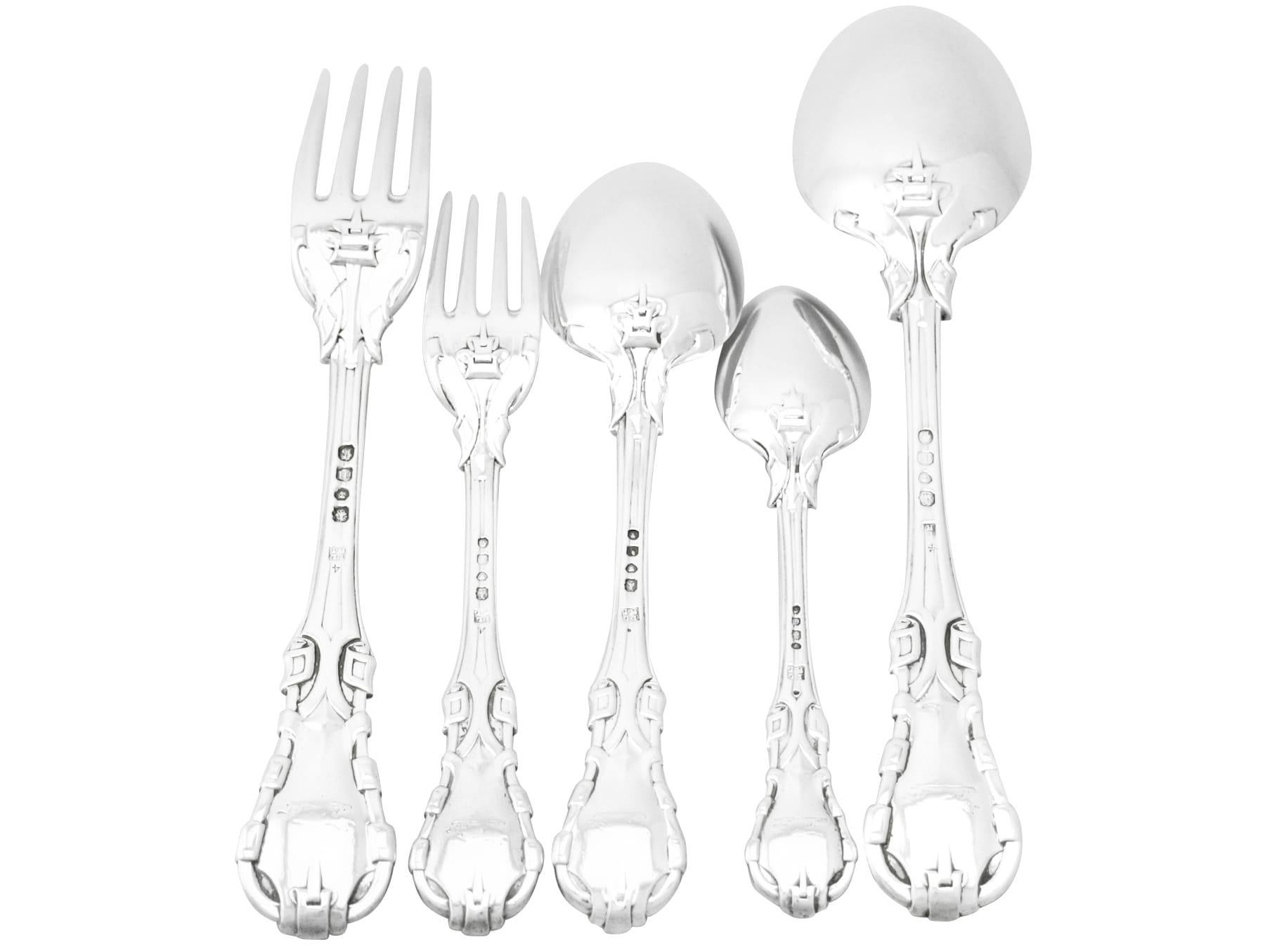 Fino e impresionante servicio de cubiertos rectos de plata de ley inglesa de la época victoriana para seis personas; una adición a nuestra colección de cubiertos de mesa.

Las piezas de este fino servicio de cubiertos de plata de ley victoriana