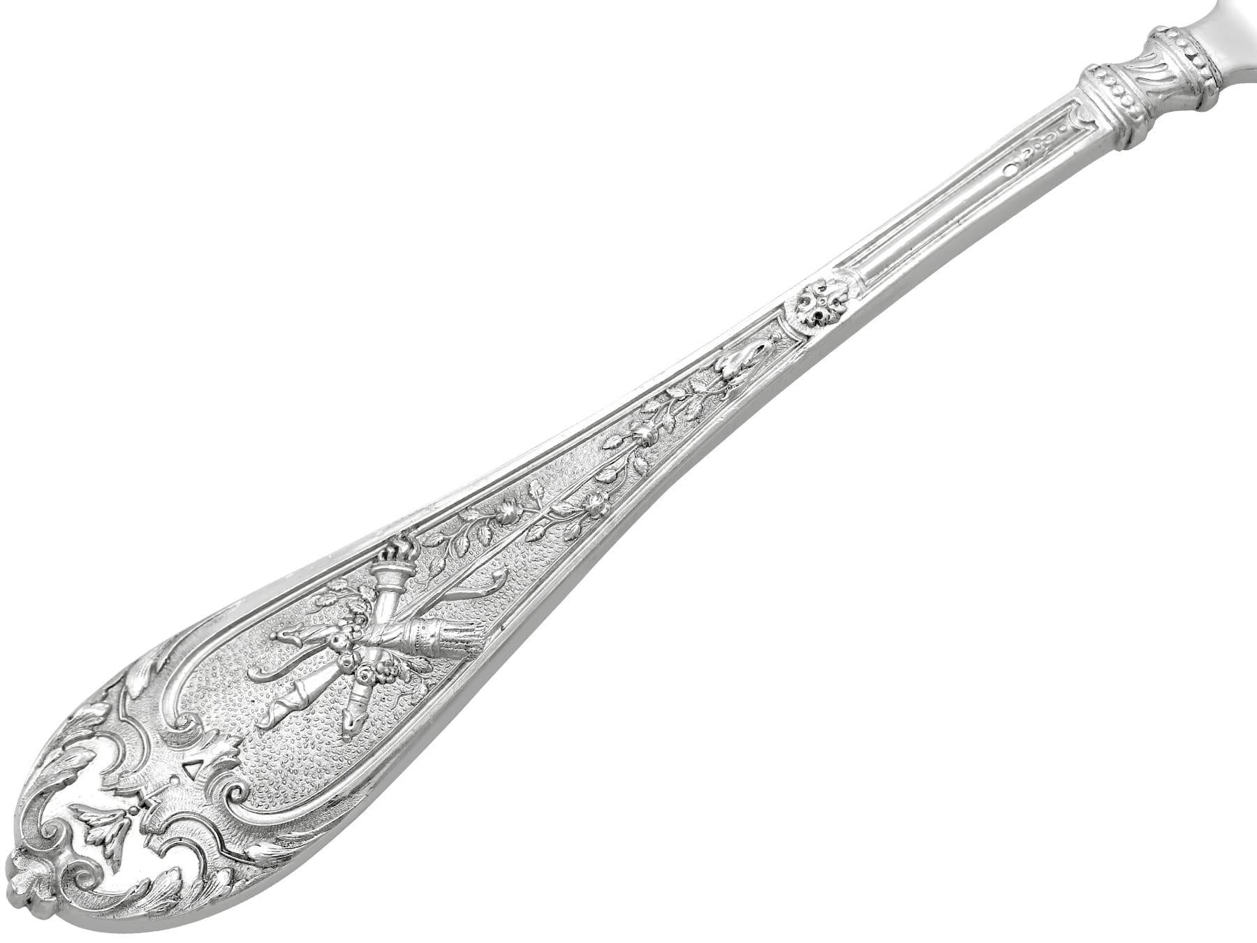 Ancienne cantine victorienne en argent sterling avec couverts pour douze personnes en vente 4