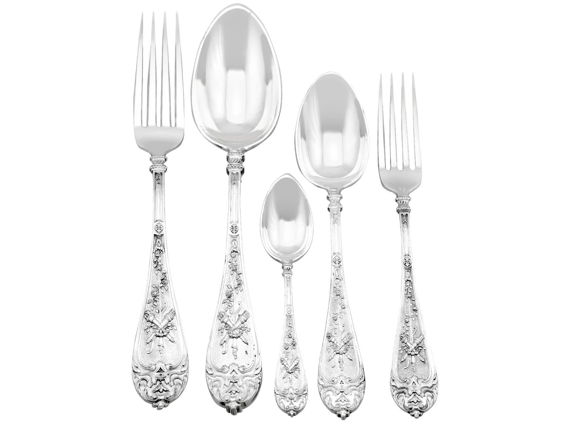 Anglais Ancienne cantine victorienne en argent sterling avec couverts pour douze personnes en vente