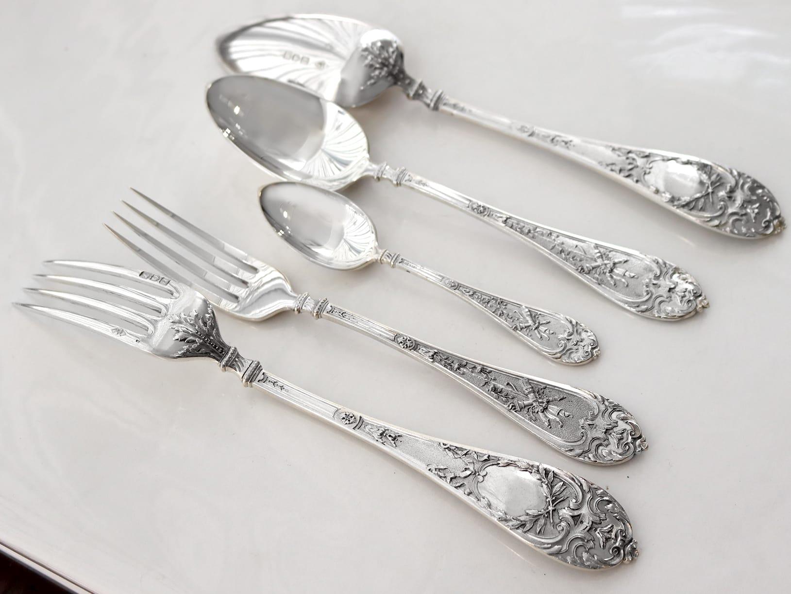 Un service exceptionnel, fin et impressionnant de couverts anciens en argent sterling de l'époque victorienne pour douze personnes ; un ajout à notre collection variée de couverts en argent.

Les pièces de cet exceptionnel service de couverts en