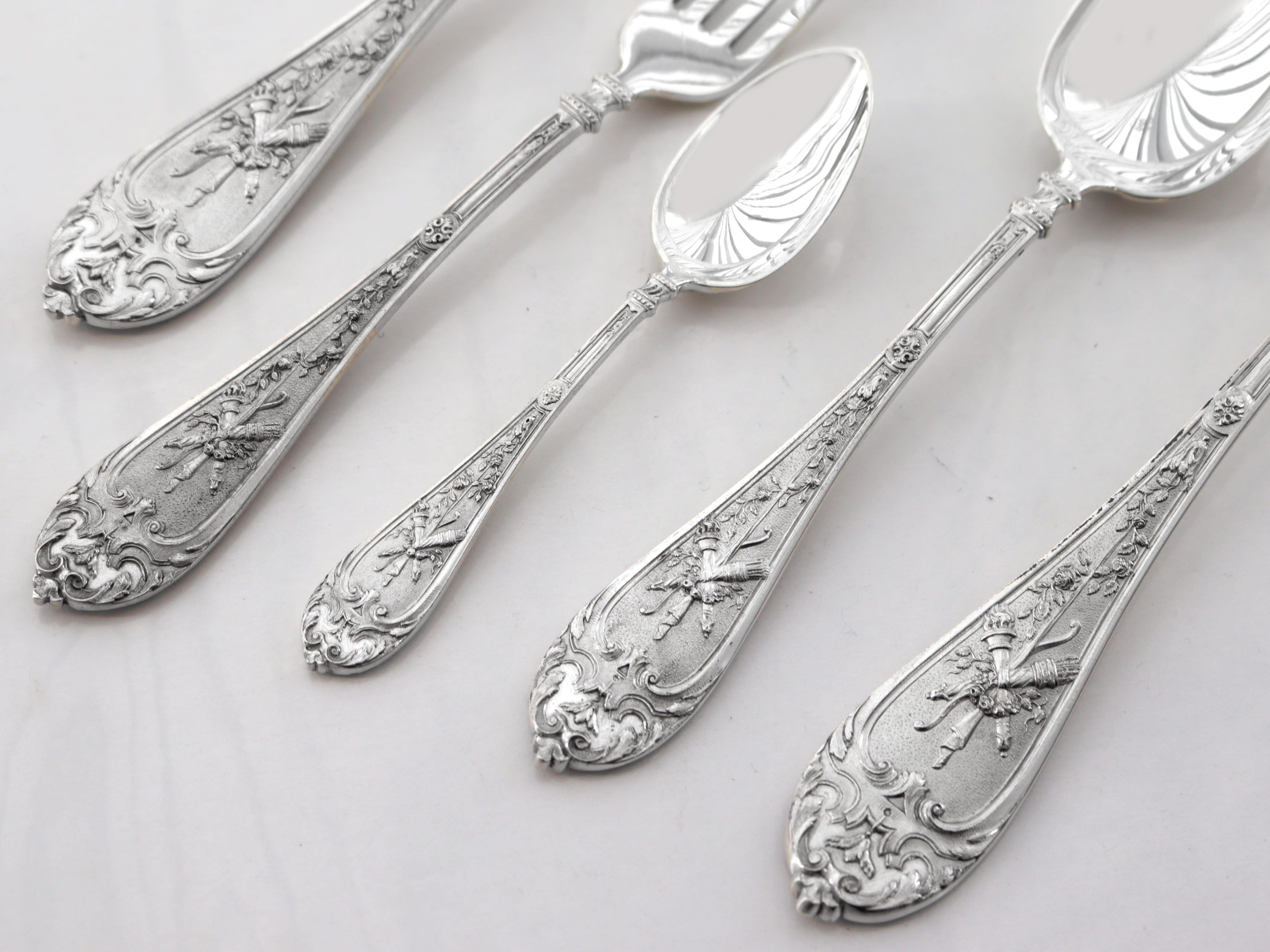 Victorien Ancienne cantine victorienne en argent sterling avec couverts pour douze personnes en vente