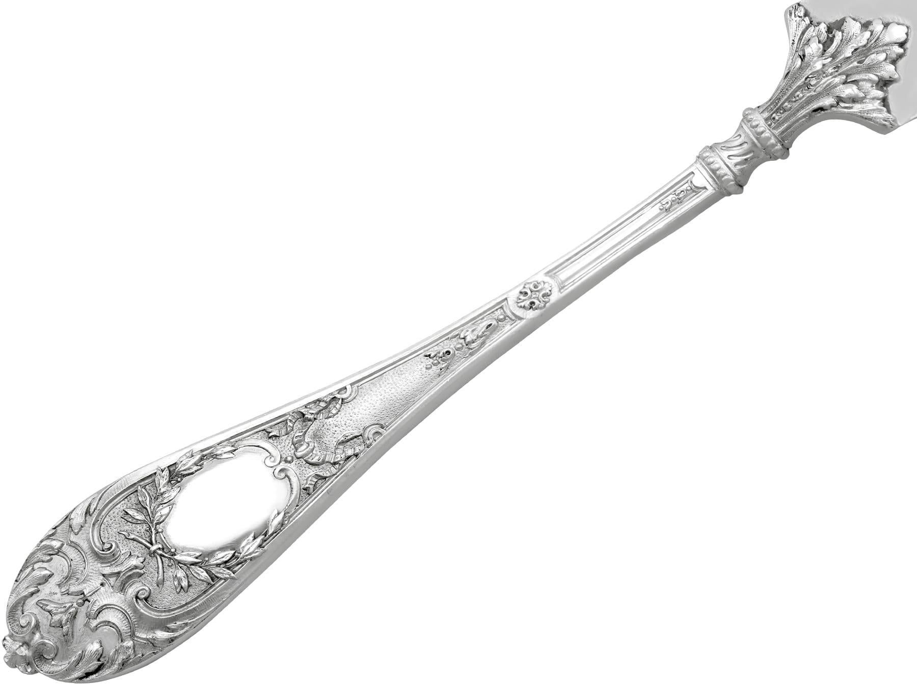 Ancienne cantine victorienne en argent sterling avec couverts pour douze personnes en vente 3