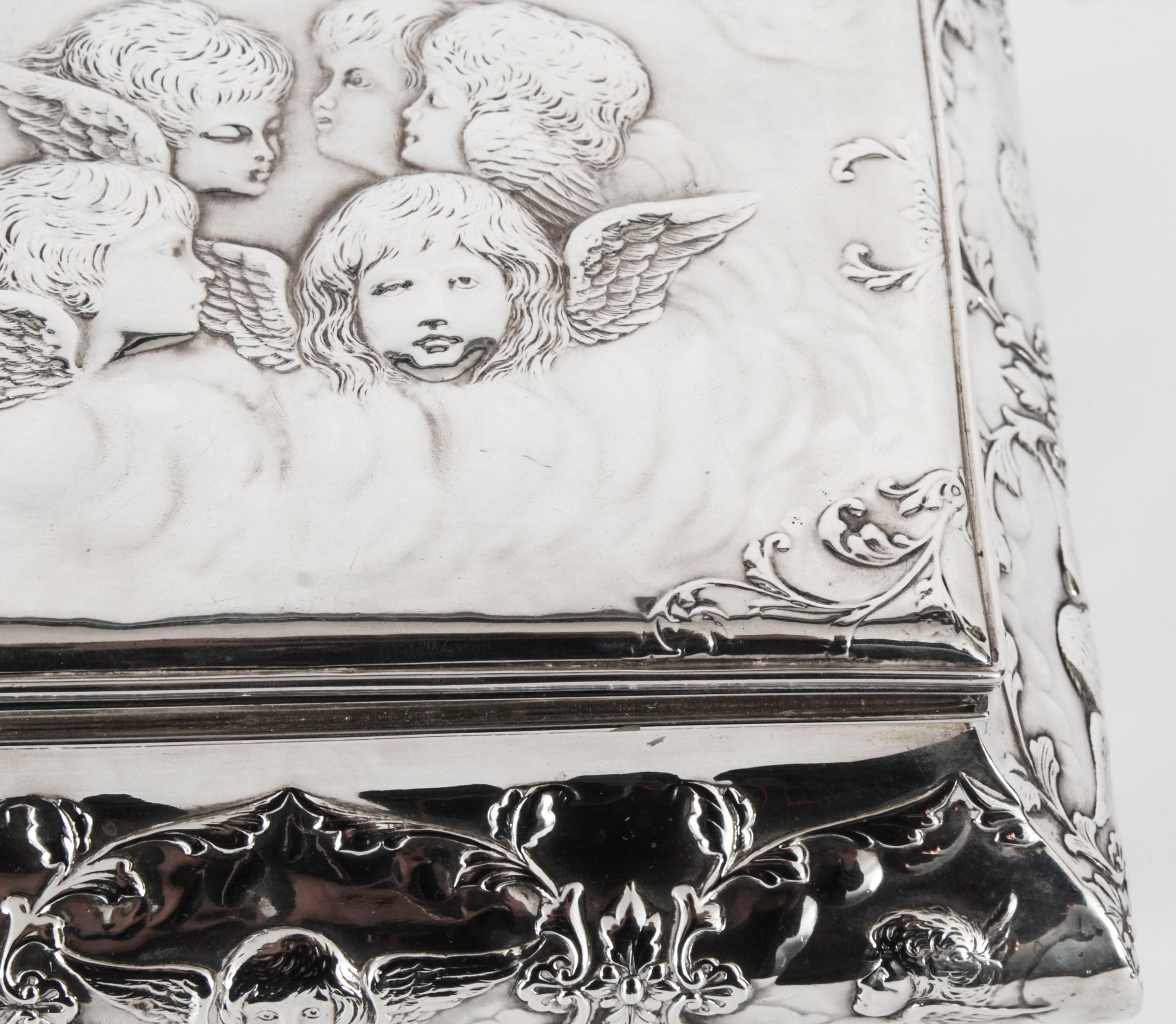 Antiguo cofre victoriano de plata de ley de William Comyns & Sons 1898 Plata esterlina en venta