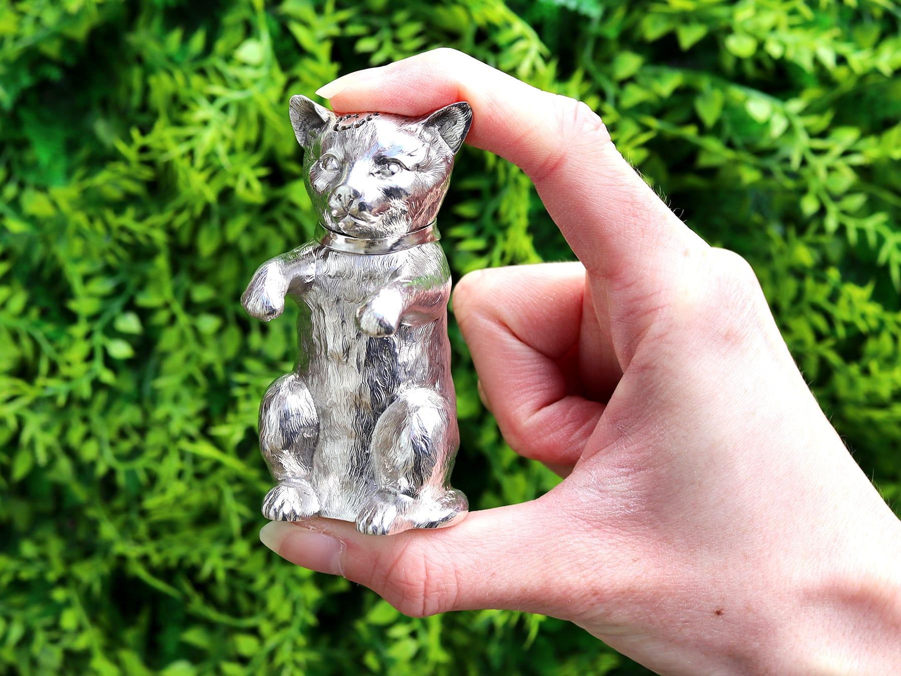 Excepcional, fino e impresionante juego de tres piezas de plata de ley de fundición inglesa victoriana antigua con forma de gatos; una adición a nuestra colección de vinagreras/condimentos de plata.

Este excepcional y raro juego antiguo victoriano