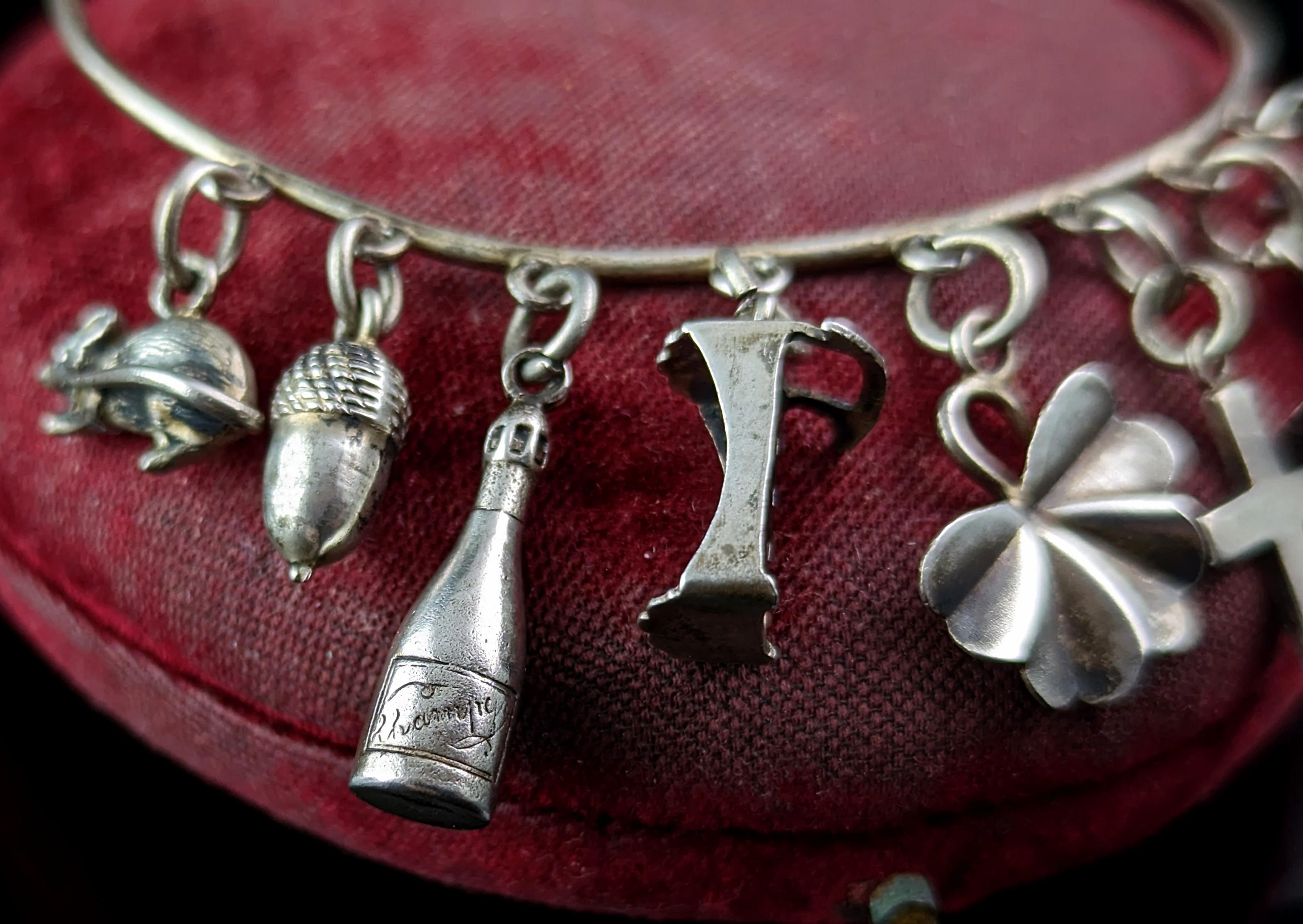 Antikes viktorianisches Anhänger-Armband aus Sterlingsilber, Armreif, Charms  9