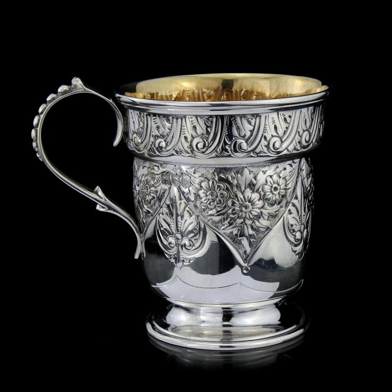 Antique Victorian Sterling Silver Chased Mug, Charles Edwards In Good Condition For Sale In Braintree, GB
