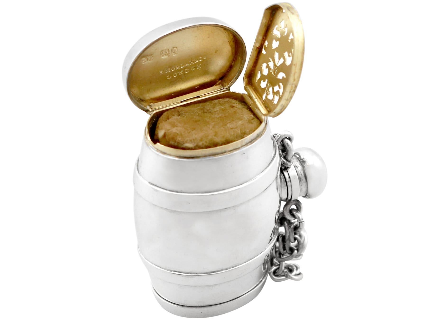 Fin du XIXe siècle Tabatière/boîte à parfum combinée en argent sterling de style victorien ancien en vente