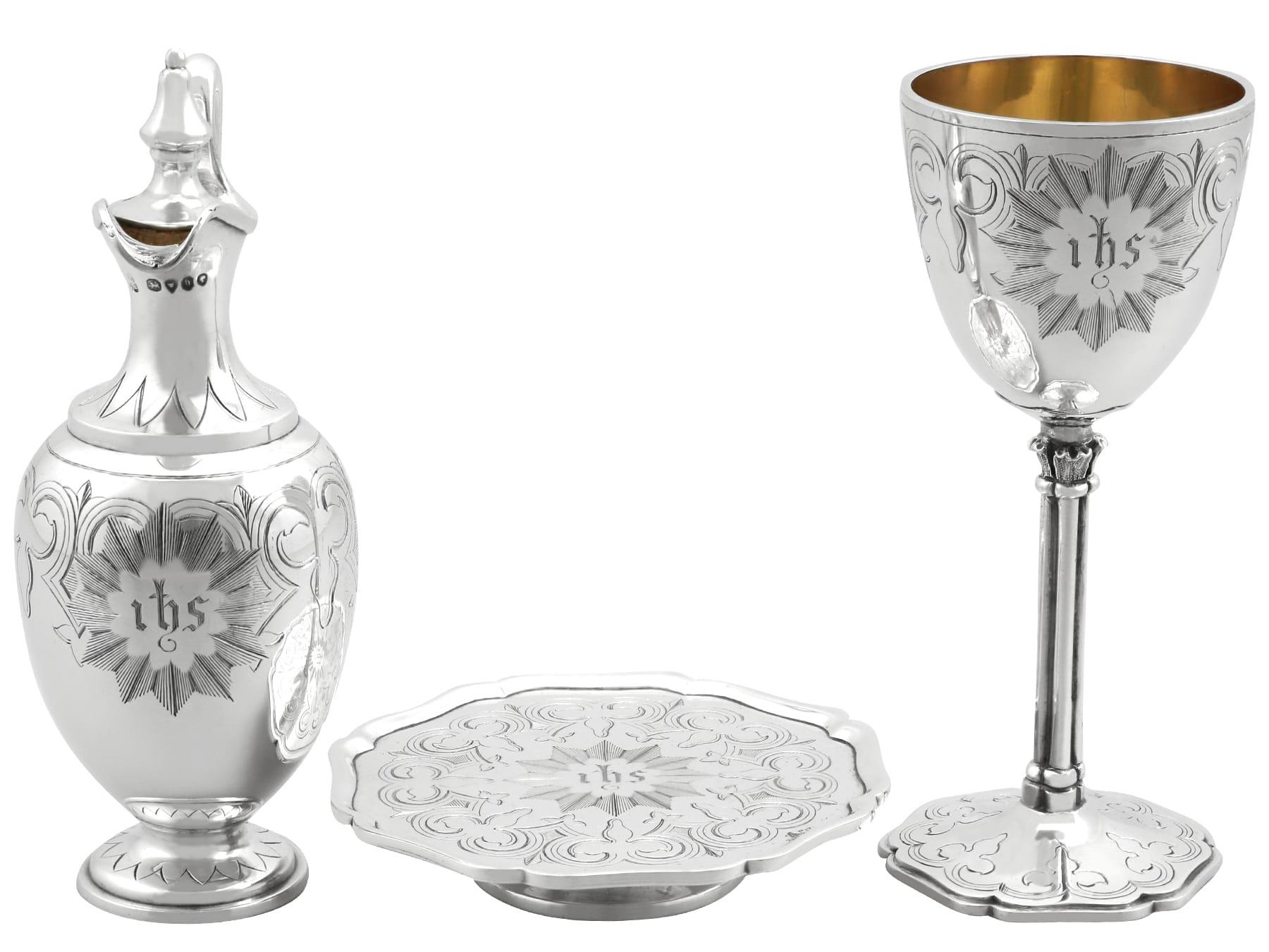 Un excepcional, fino e impresionante juego de comunión antiguo victoriano inglés de plata de ley - en caja; una adición a nuestra variada colección de platería religiosa.

Este excepcional juego de comunión victoriano antiguo de plata de ley está