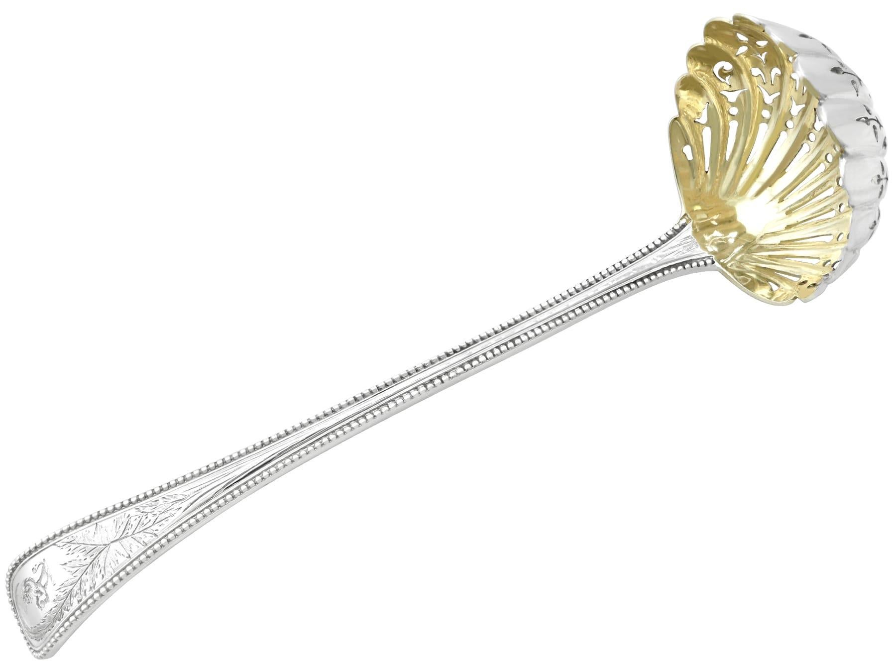 Ensemble de prsentation victorien ancien de crme et de sucre en argent sterling en vente 4