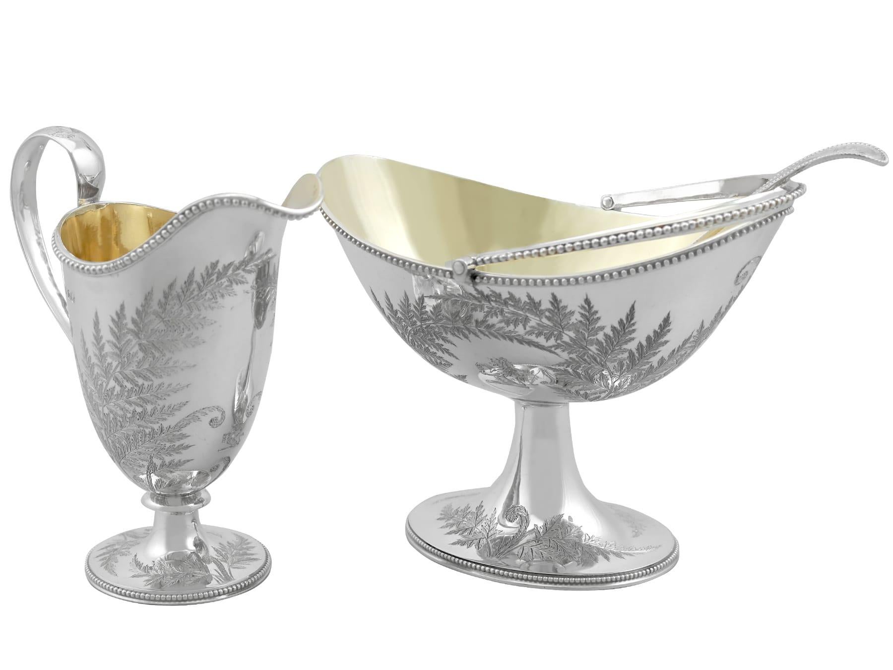 Un ensemble exceptionnel, fin et impressionnant de présentation de crème et de sucre en argent sterling de l'époque victorienne anglaise - emballé ; un ajout à notre collection de théières anciennes.

Cet exceptionnel service à thé en argent