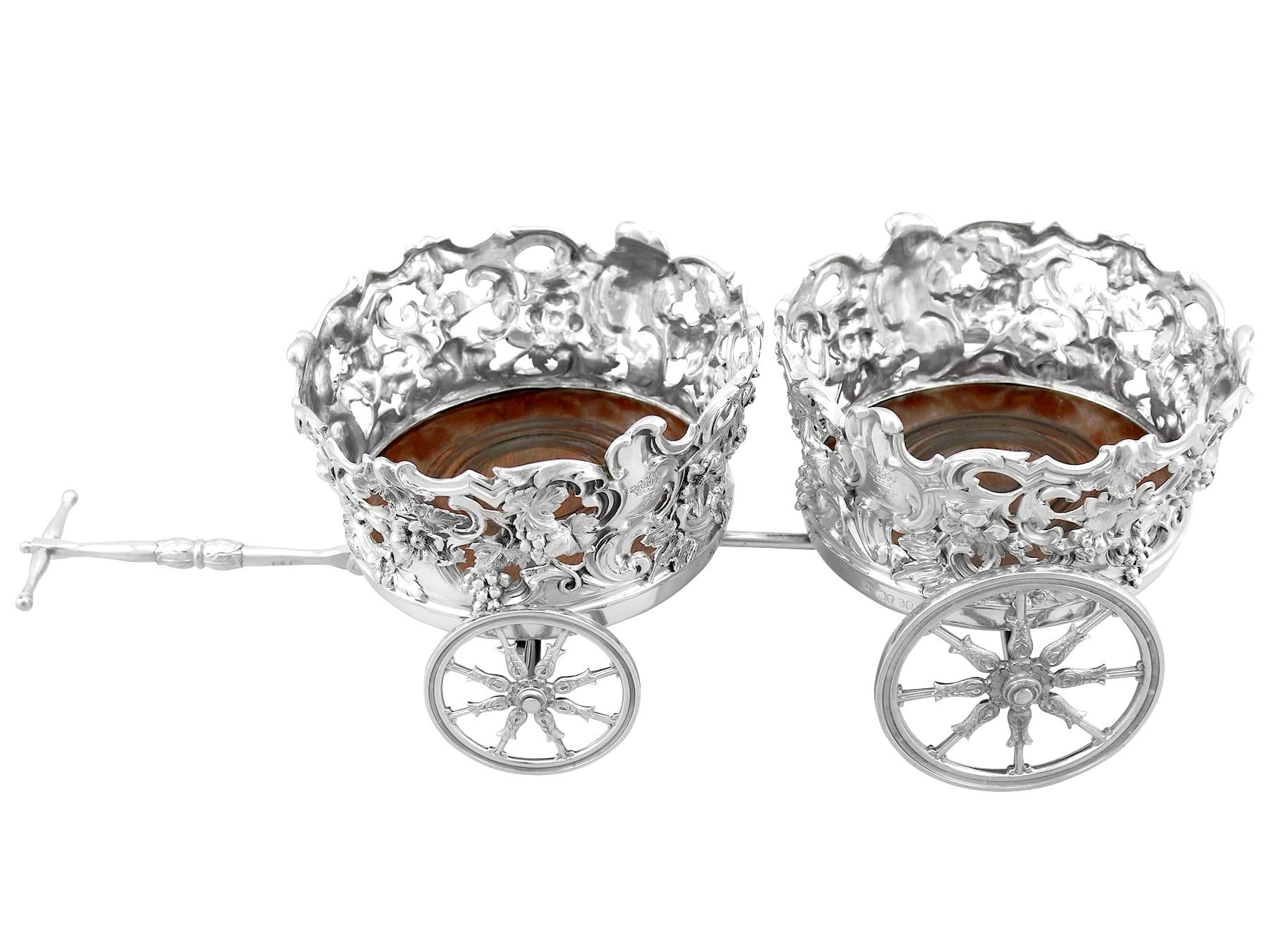 Un magnifique, fin et impressionnant chariot double sous-verre en argent sterling de l'époque victorienne anglaise ; un ajout à notre collection d'argenterie pour le vin et les boissons.

Ce magnifique, fin et impressionnant chariot sous-verre en