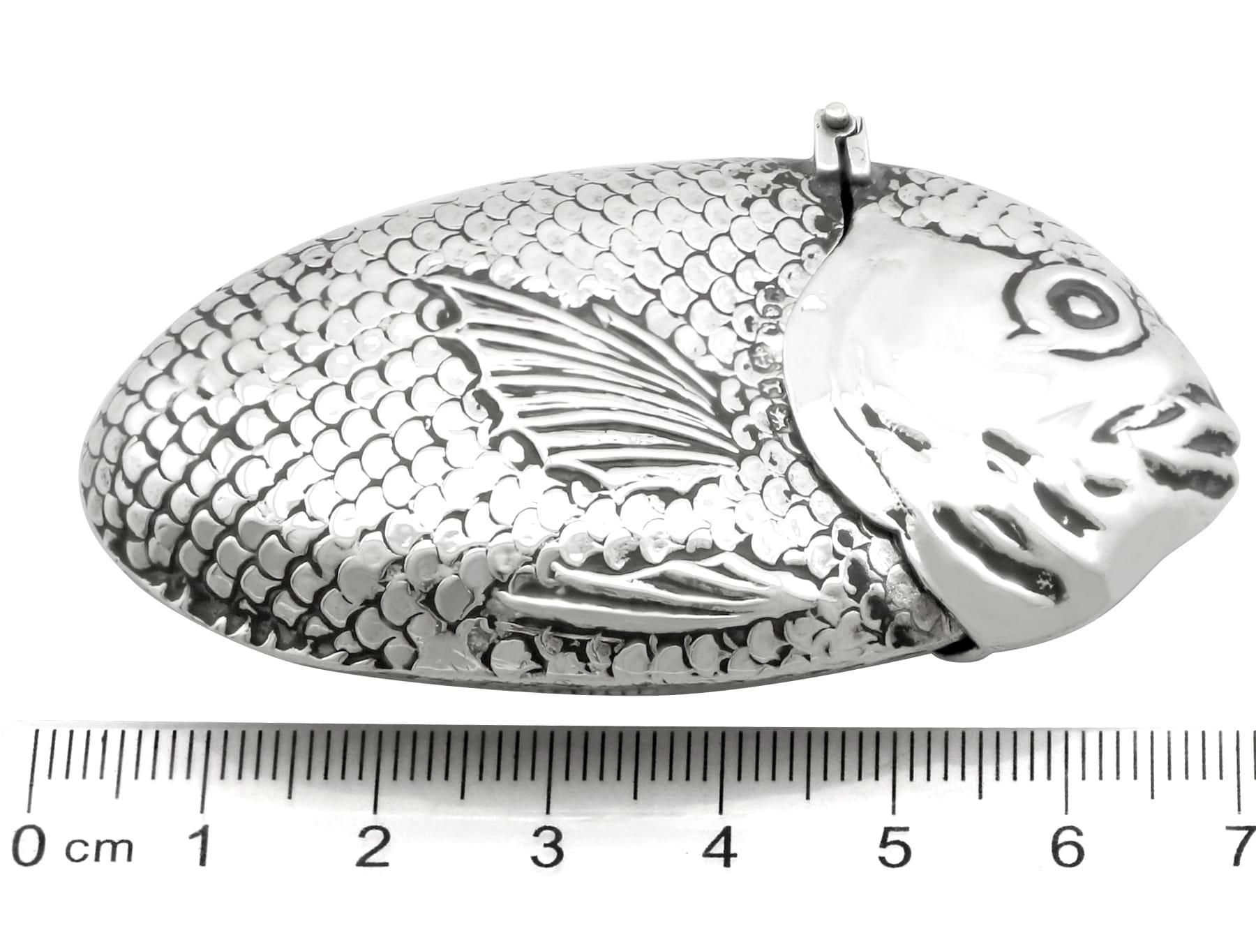 Antiguo estuche victoriano de plata de ley para peces Vesta (1891) en venta 6